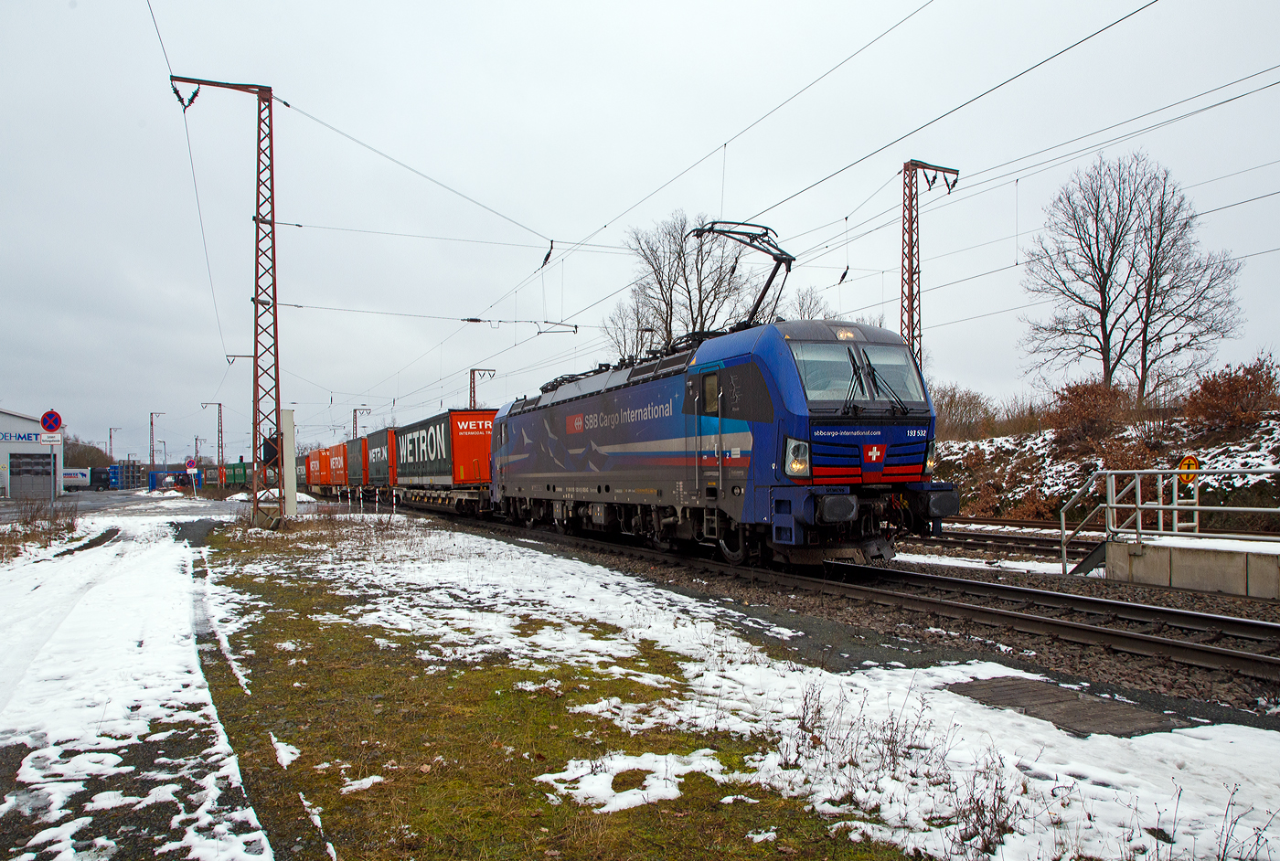 Die an die SBB Cargo International AG vermietete 193 532 „Rhein“ (91 80 6193 532-9 D-SIEAG) der SüdLeasing GmbH (Stuttgart, eingestellt in Deutschland durch Siemens) fährt am 27.01.2023, mit einem KLV-Zug, durch Wilnsdorf-Rudersdorf in Richtung Gießen.

Die Siemens Vectron MS wurde 2019 von Siemens Mobilitiy in München-Allach unter der Fabriknummer 22730 gebaut. Eigentümer ist die Südleasing GmbH in Stuttgart (LBBW-Tochter) die 20 dieser Loks an die SBB Cargo International vermietet hat, eingestellt sind sie in Deutschland durch die Siemens Mobilitiy. E.

Diese Mehrsystem-Loks sind für den Einsatz auf dem Rhein-Alpen-Korridor vorgesehen und sind für den Betrieb in Deutschland, Österreich, Schweiz, Italien und den Niederlanden (D/A/CH/I/NL) ausgelegt. Sie verfügen über eine Leistung von 6,4 MW (160 km/h) und sind neben den nationalen Zugsicherungssystemen mit dem Europäischen Zugsicherungssystem (ETCS) ausgestattet.