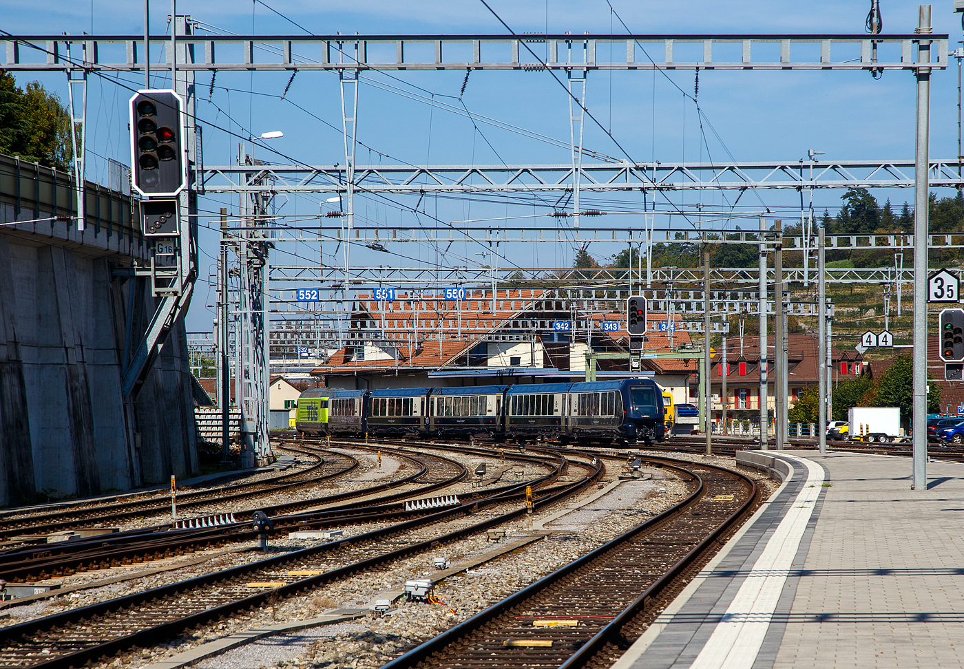Die BLS Re 465 012 (91 85 4 465 012-3 CH-BLS) verlässt am 11 September 2023, mit dem GoldenPass Express (GPX) von Interlaken Ost via Zweisimmen nach Montreux, den Bahnhof Spiez.

Noch sind es hier, mit dem Interfacewagen (Bsi) direkt hinter der BLS Re 465 012, fünf Wagen. Für 2023/24 sind im MOB GoldenPass Express (GPX) noch ein 2. Klasse Niederflurwagen (BsNF 271 – 274) eingeplant, die wohl noch nicht geliefert wurden.
