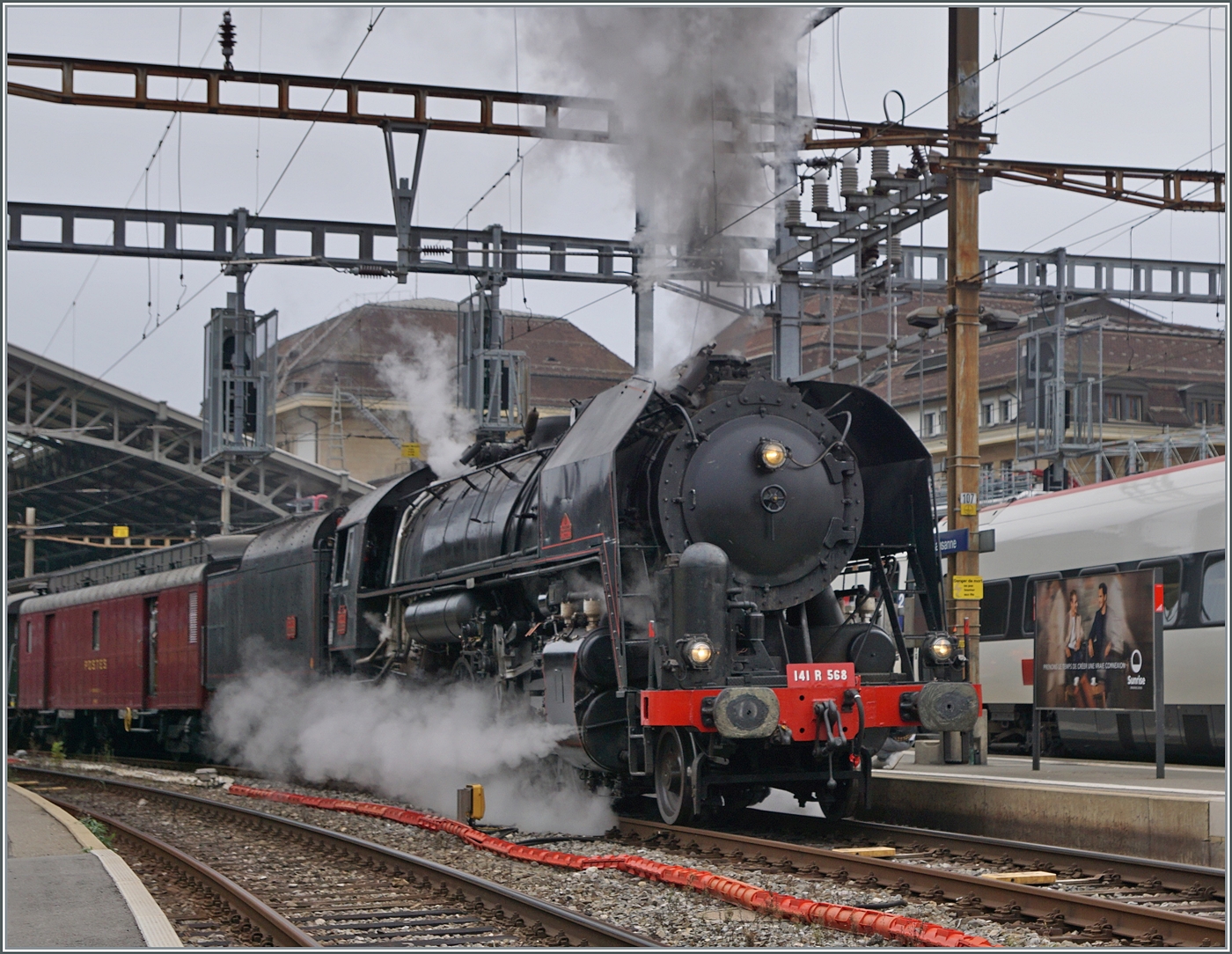 Die (ex) SNCF 141 R 568 der L'Association 141 R 568 verlässt mit dem stattlichen  Train Chasse  den Bahnhof von Lausanne; hier eine weitere Bildvariante mit einem mit eher ungefälligen, abgeschnitten Zug, welche aber doch die Dampflok selbst recht gut in Szene setzt. 

26. Okt. 2024