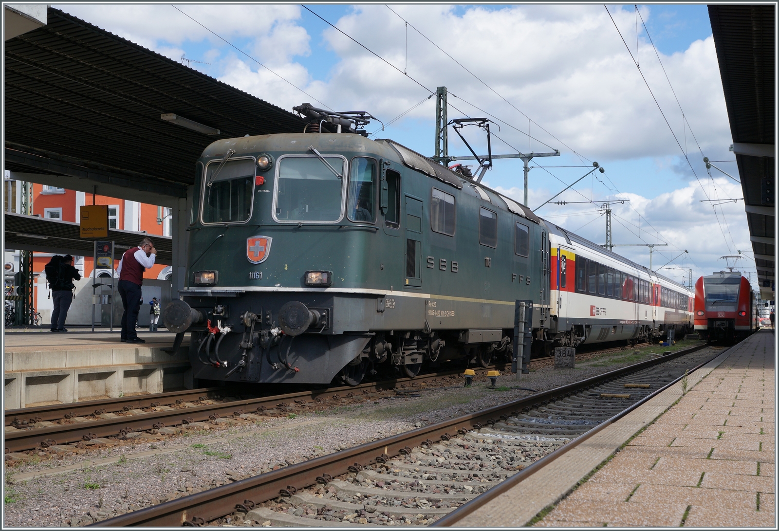 Die letzte grüne SBB P Re 4/4 II 11161 übernimmt in Singen einen IC4 von Stuttgart nach Zürich.

19. Sept. 2022
