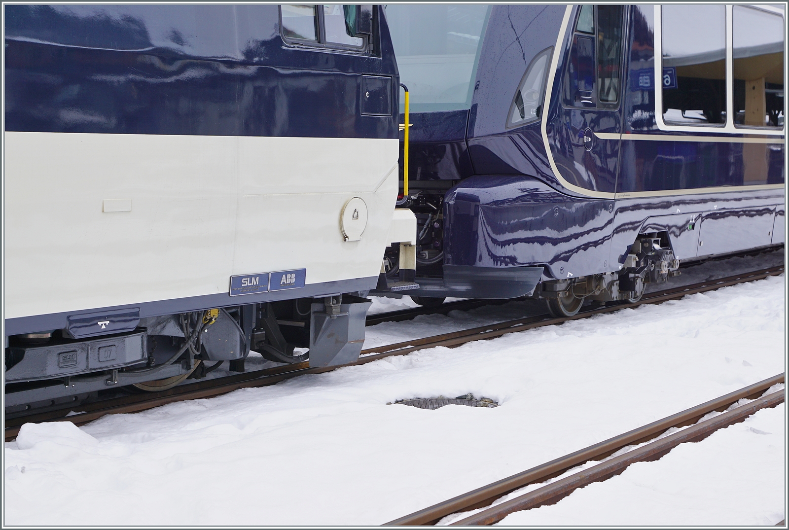 Die MOB Ge 4/4 8002 hat den GPX Interlaken Ost - Montreux im Bahnhof von Zweisimmen übernommen; dies erwähnte ich ja bereits beim vorhergehenden Bild, dieses Bild hier zeigt ein faszinierendes Detail: die Ge 4/4 steht auf den Schmalspurgleisen, die Wagen aber (noch) auf den Normalspurgleisen.

15. Dezember 2022