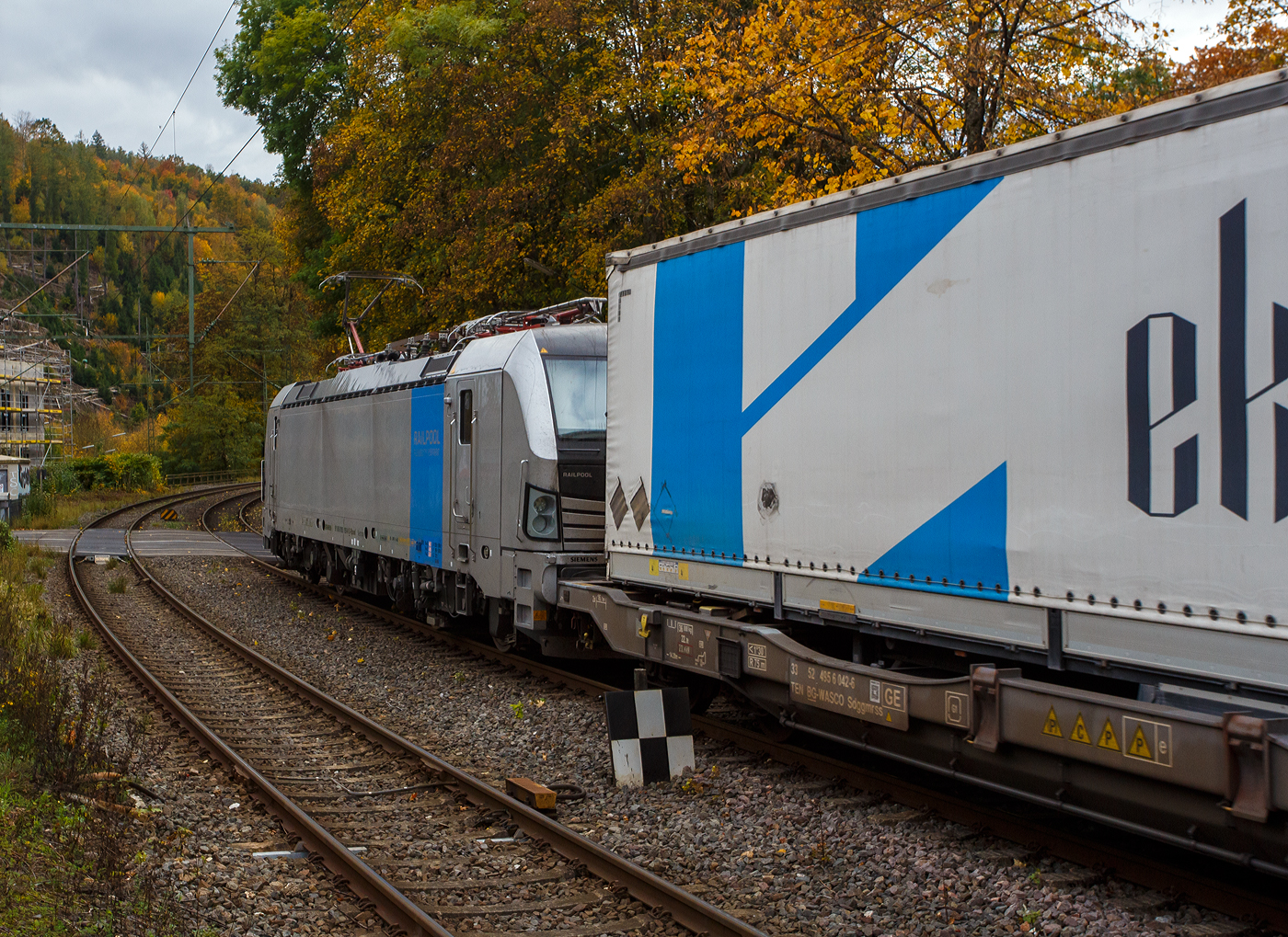 Die recht neue und ecco-rail GmbH (Wien) vermietete SIEMENS Vectron MS 6193 193 (91 80 6193 193-0 D-Rpool) der Railpool GmbH (München) fährt am 16 Oktober 2025 mit einem KLV-Zug durch Kirchen/Sieg in Richtung Köln.

Die Vectron MS wurde 2025 von Siemens Mobilitiy in München-Allach unter der Fabriknummer 23558 gebaut und im Juni 2025 an die Railpool GmbH (München) ausgeliefert. 

Diese Vectron Lokomotive ist als MS - Multisystemlokomotive mit 6.400 kW Leistung und einer Höchstgeschwindigkeit von 160 km/h konzipiert. Sie wurde in der Variante A01 ausgeführt und hat so die Zulassung für Deutschland, Österreich, Slowakei, Polen, Tschechien, Ungarn, Rumänien und Bulgarien (D / A / SK / PL / CZ / H / RO / BG). So besitzt die Vectron Variante MS A01 folgende Zugsicherungssysteme: ETCS BaseLine 3, sowie für Deutschland (PZB90 / LZB80 (CIR-ELKE I)), für Österreich (ETCS Level 1 mit Euroloop, ETCS Level 2, PZB90 / LZB80), für Polen (SHP), Slowakei und Tschechien (LS (Mirel)), Ungarn (ETCS Level 1, EVM (Mirel)) und Rumänien (PZB90).