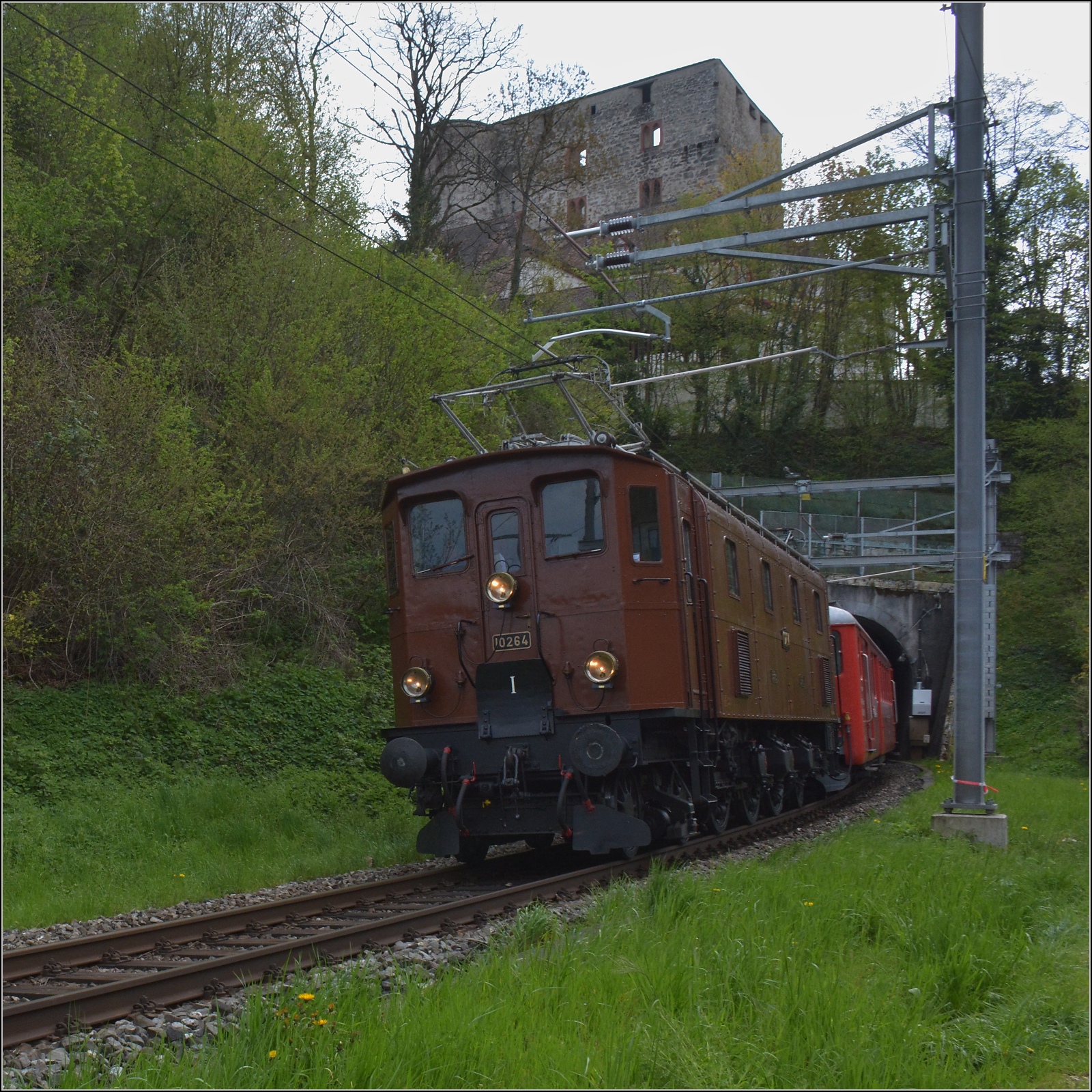 Die RVT-Fahrt zum Feldschl�sschen.

Ae 3/6 III 10264 mit dem RVT-Zug unter dem Schloss Angenstein. April 2023. (Bild G. Bank) 