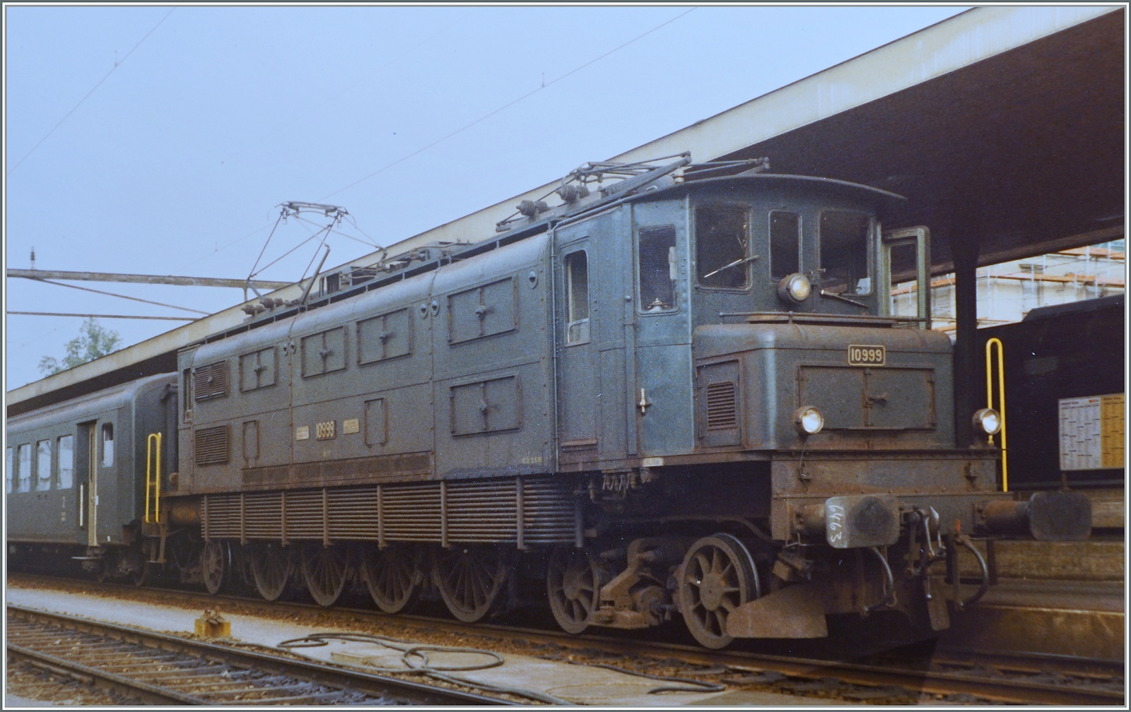 Die SBB Ae 4/7 10999 mit einem Personenzug in Aarau; mehr geht leider aus meine Aufzeichnungen nicht hervor. 

24. Juli 1984