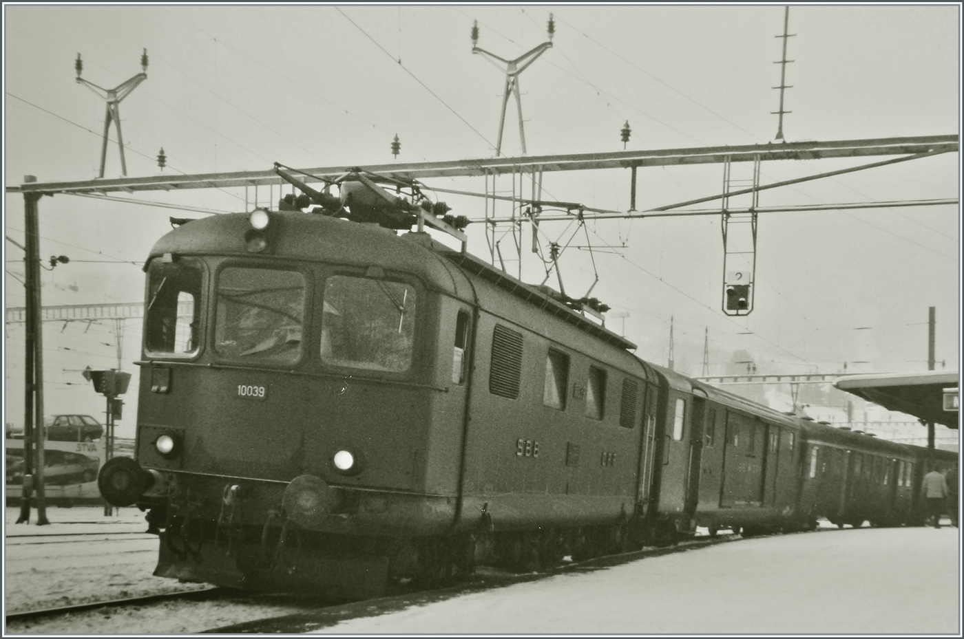 Die SBB Re 4/4 I 10039 beim Halt in Moutier mit einem Schnellzug von Biel/Bienne nach Delémont. Im Hintergrund sind Autotransportwagen zu sehen, welche von Region Belfort via Delémont Moutier und Gänsbrunnen ins Schweizer Mittelland fahren.

Gescanntes Foto vom 17. Januar 1985