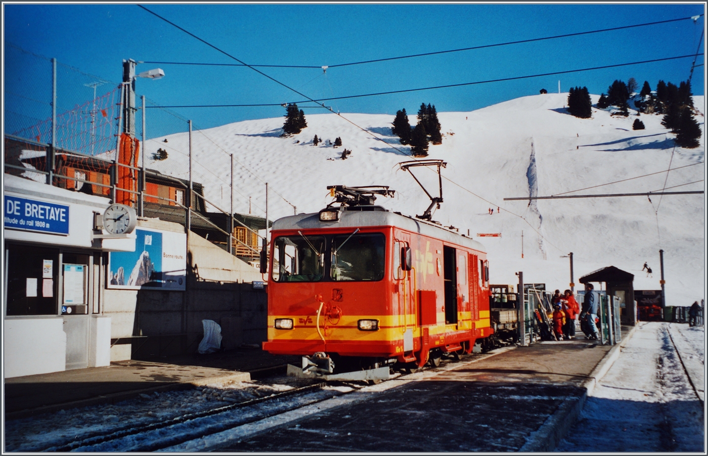 Die TPC HGe 4/4 32 steht mit einem Materialzug auf der Gipfelstation Col-de-Bretaye. 

Analogbild vom Jan. 2001  