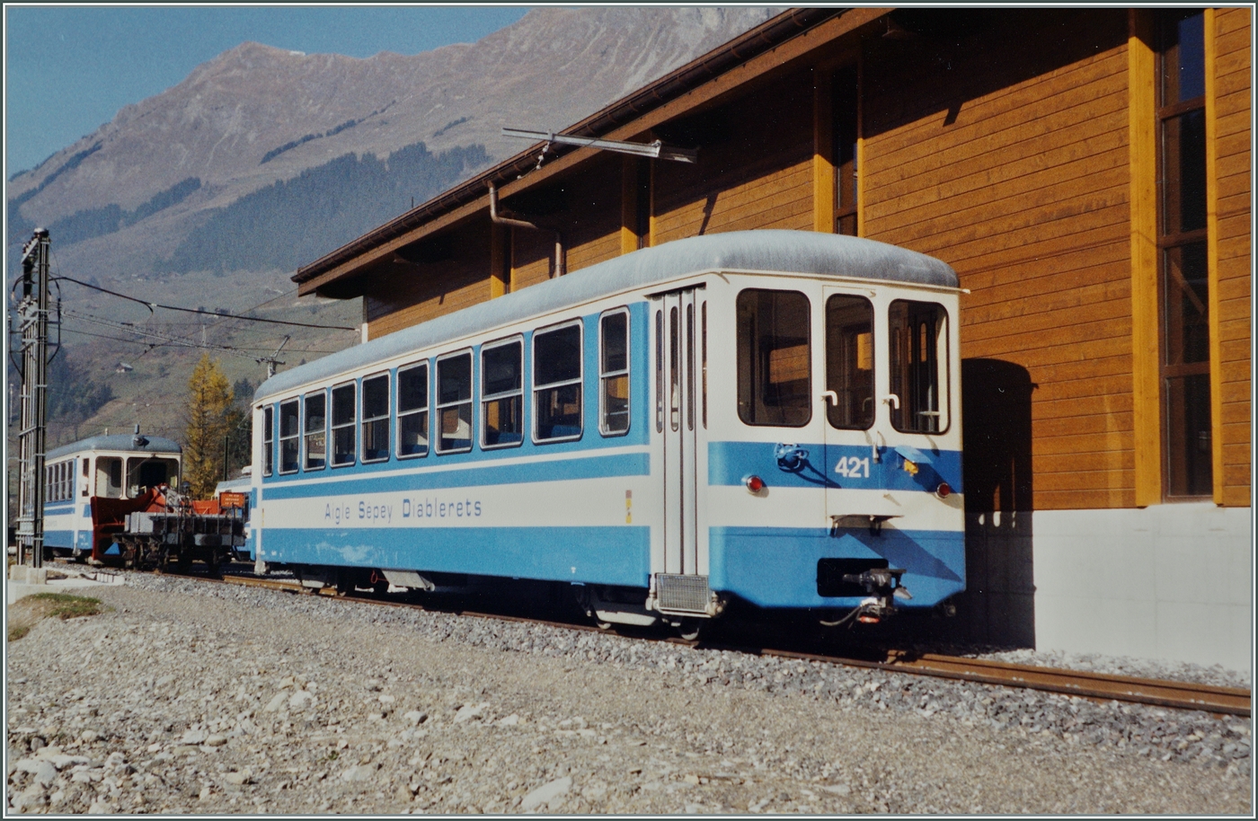Durch den Umbau auf Trambetrieb wurden bei der BLT BT Steuerwagen überzählig, von welchen einige der ASD und AOMC eine neune Heimat fanden. Bei der ASD liefen diese bei 2024 im Regelbetrieb. Das Bild zeigt den damals  neuen  ASD Bt 421 neben dem Depot in Les Diablerets, im Hintergrund ist ein weiterer zu sehen. 

Analogbild vom Nov. 1988