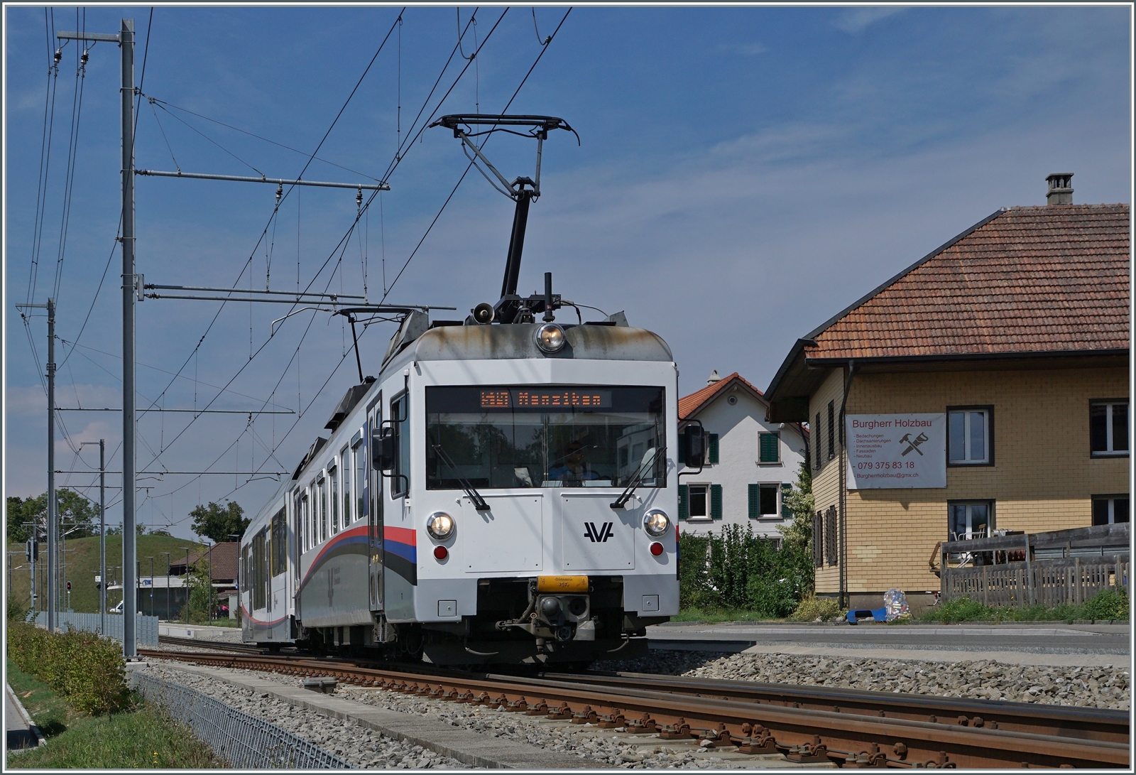 Ein AVA (ex AAR ex WSB) Be 4/4 verlässt mit seinem ABt Zetzwil in Richtung Menziken. 

26. Aug. 2022
