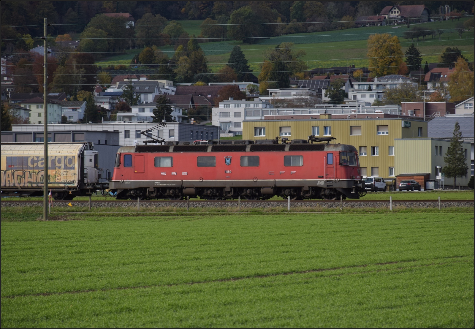 Ein bisschen Juras�dfuss.

Re 620 054 'Villeneuve' bei Grenchen. November 2023.