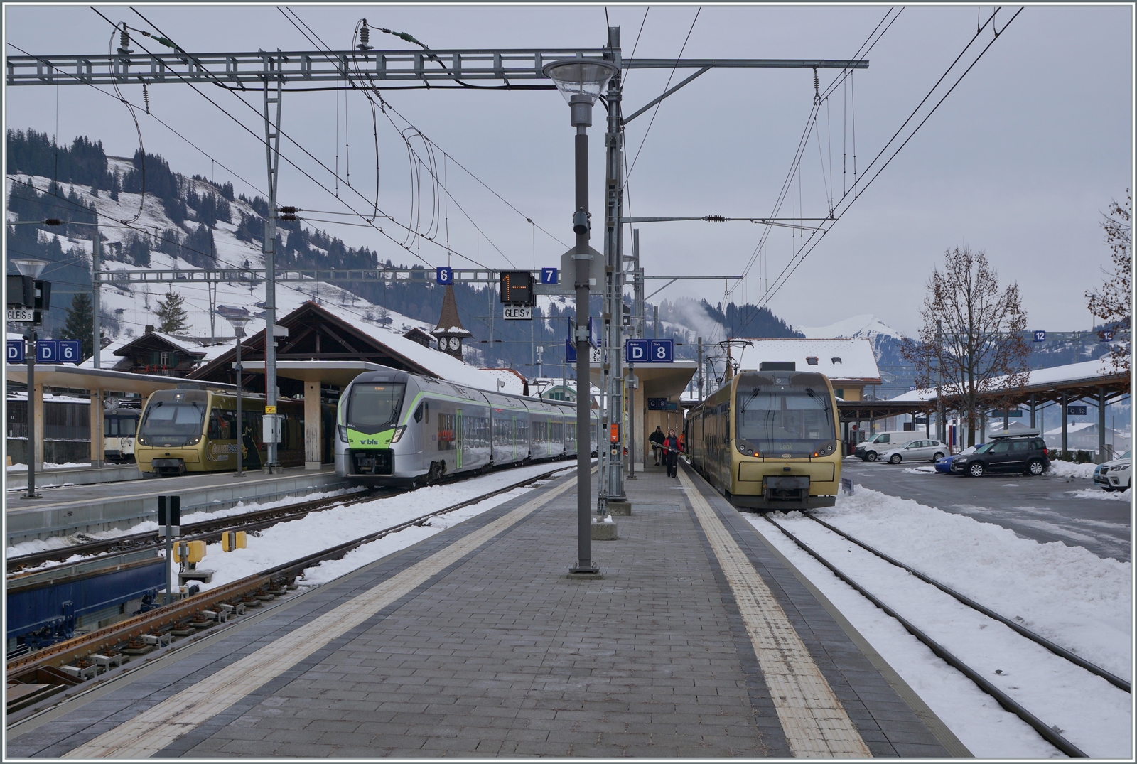 Ein BLS  MIKA  RABe 528 nach Bern zwischen zwei Lenkerpendel Be 4/4 (Serie 5000) in Zweisimmen.  Während der Zug rechts im Bild in die Lenk fahren wird, ist der andere Links im Bild zur Enttäuschung der Kunden der  Panoramic Express nach Montreux . 

15. Dezember 2022 