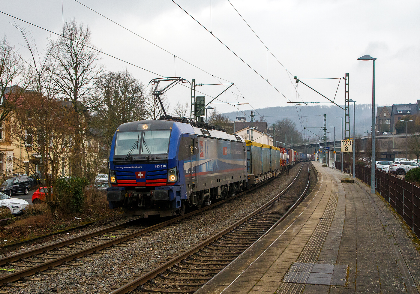 Eine für die Schweiz fahrende deutsche Lok...
Die an die SBB Cargo International vermietete 193 518  Ticino  (91 80 6193 518-8 D-SIEAG) der SüdLeasing GmbH (Stuttgart, eingestellt in Deutschland durch Siemens) fährt am 23.02.2023, mit einem KLV-Zug, durch Kirchen (Sieg) in Richtung Köln.

Die Siemens Vectron MS wurde 2019 von Siemens Mobilitiy in München-Allach unter der Fabriknummer 22700 gebaut. Eigentümer ist die SüdLeasing GmbH in Stuttgart (LBBW-Tochter) die 20 dieser Loks an die SBB Cargo International vermietet hat, eingestellt sind sie in Deutschland durch die Siemens Mobilitiy. Es besteht zudem eine Option für 20 weitere Fahrzeuge.

Diese Mehrsystem-Loks sind für den Einsatz auf dem Rhein-Alpen-Korridor vorgesehen und sind für den Betrieb in Deutschland, Österreich, Schweiz, Italien und den Niederlanden (DACHINL) ausgelegt. Sie verfügen über eine Leistung von 6,4 MW (160 km/h) und sind neben den nationalen Zugsicherungssystemen mit dem Europäischen Zugsicherungssystem (ETCS) ausgestattet.