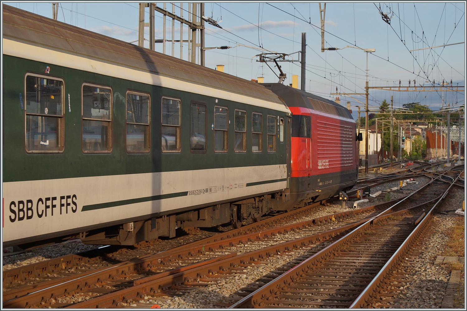 Eine SBB Re 460 verlässt mit ihrem HVZ IR 90 Lausanne in Richtung Genève, Bpm 51 gleich hinter der Lok in Grün/Grau ist schon kaum mehr im Planeinsatz zu erleben. Der Wagen hat die UIC Nummer B 50 85 21-73 518-5 CH-SBB.

17. Mai 2023