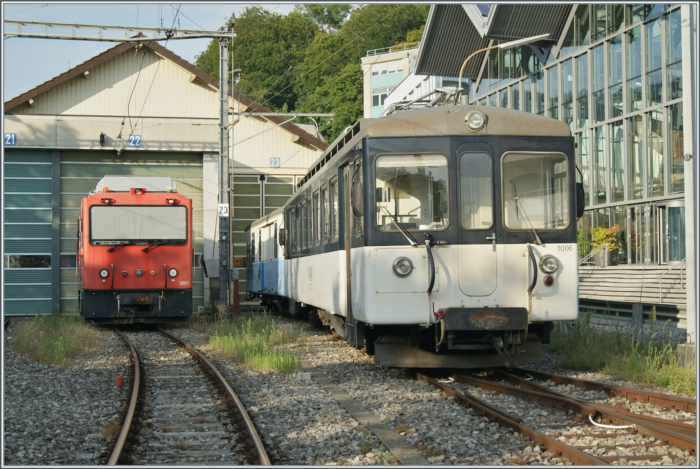 Es bedeutet wohl kaum was gutes, wenn der MOB Be 4/4 1006  (ex  Bipperlisi ) mit dem alten MOB D31 in vor dem Dépôt der CEV steht... 

31. Aug. 2024