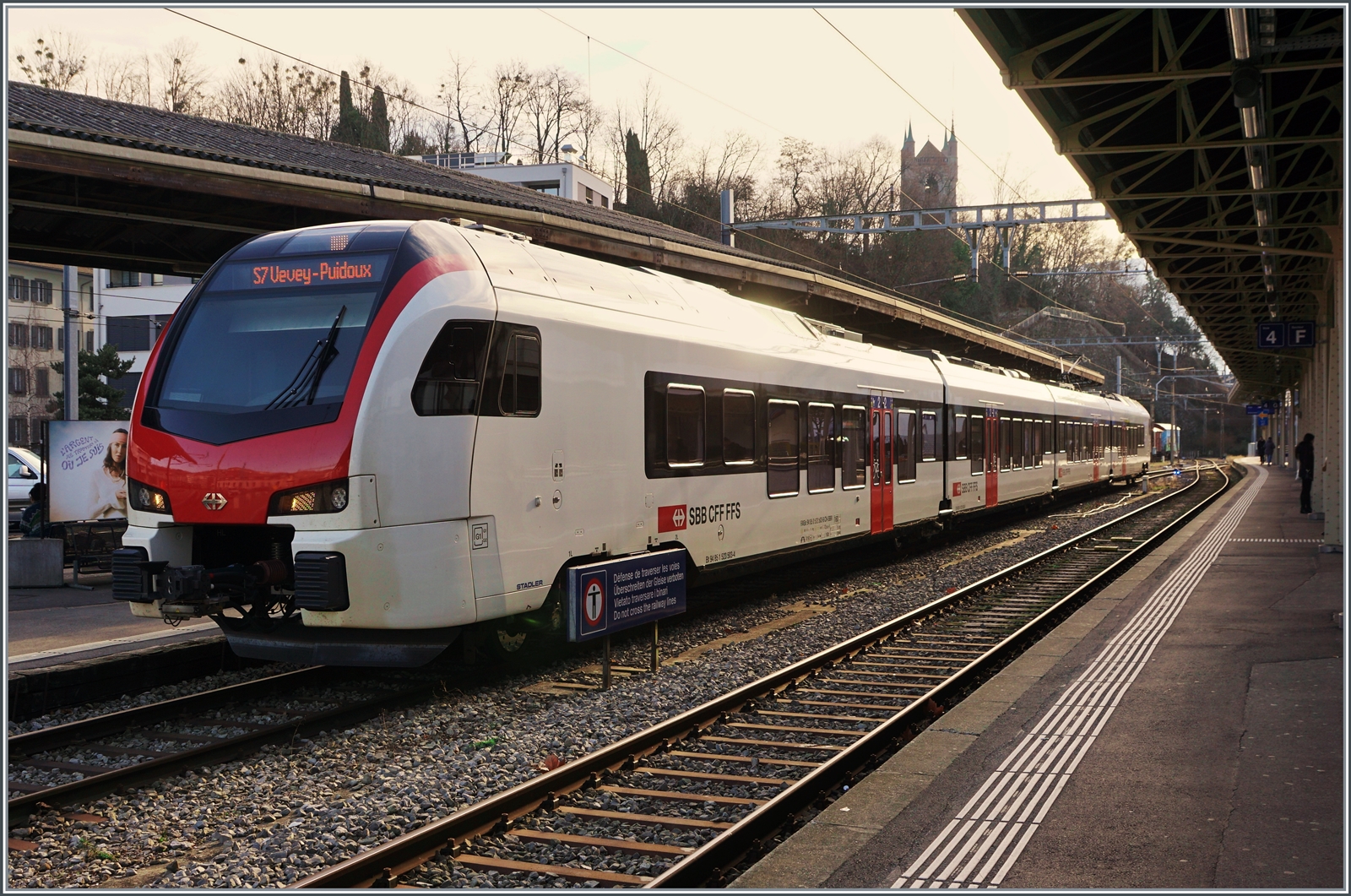  Fernverkehr  auf der Train de Vignes Strecke: der für den Fernverkehr beschaffte SBB RABe 523 503  Mouette  (RABe 94 85 0 523 503-6 CH-SBB) wartet in Vevey als S7 auf die Abfahrt nach Puidoux. 

11. Feb. 2023