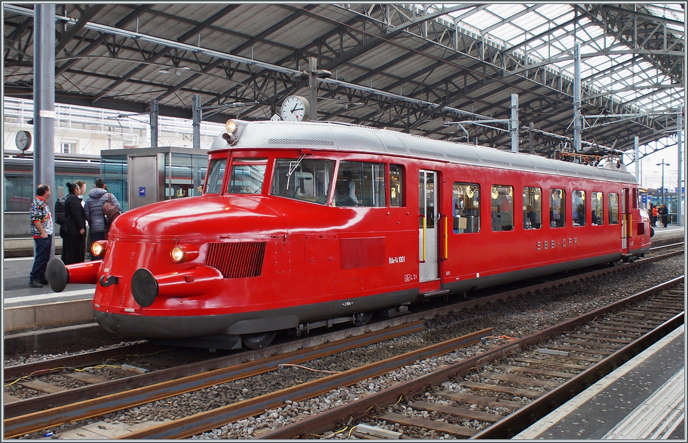 Für eine Extrazugfahrt von Rail One (l'emission ferroviarie suisse) konnte der SBB Historic Rote Pfeil RAe 2/4 1001 mit der UIC Nummer 094 85 75-91 001-3 in Lausanne bewundert werden. 

17. Januar 2026