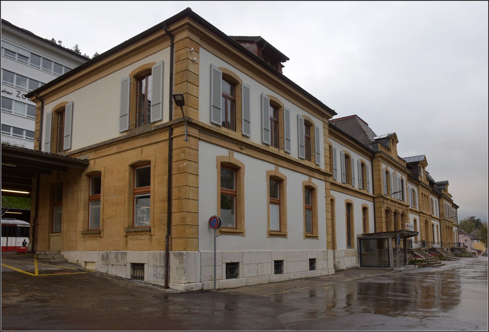 Für nur 3 Gleise ist das Empfangsgebäude von Le Locle richtiggehend imposant. Prinzipiell ist es auch ein Grenzbahnhof. Bei detektivisch genauem Hinsehen zeigt sich hier ganz links der Grund für den Kurzbesuch. Mai 2023.