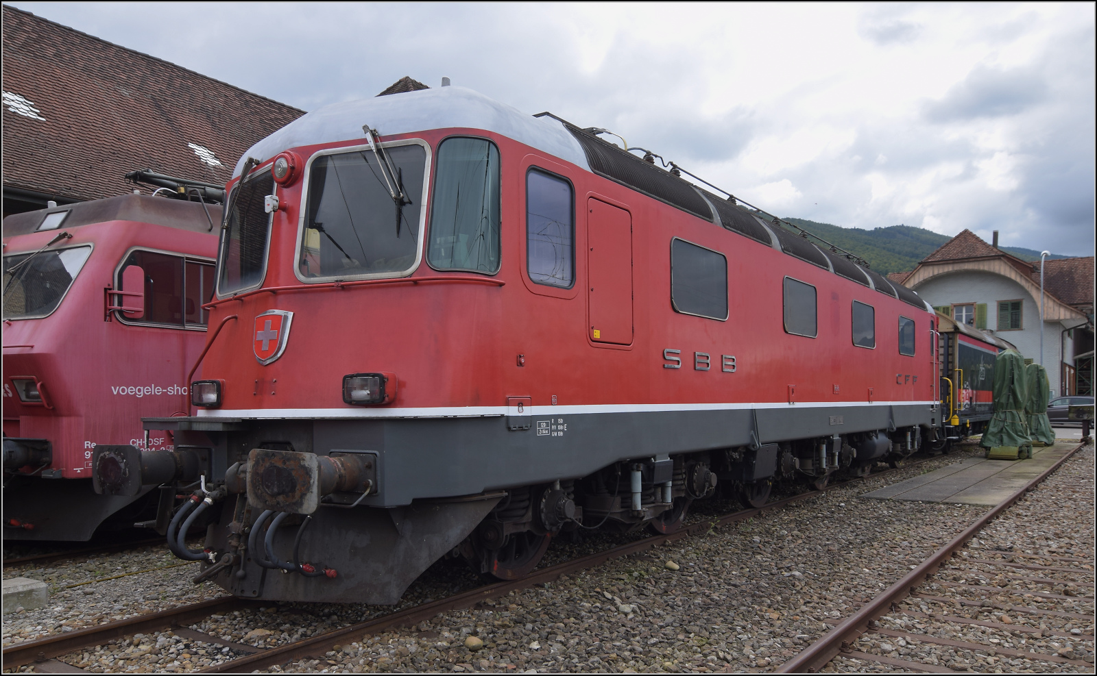 Grosses BoBo-Treffen in Balsthal - keine Teilnehmerin:

Mit einem Bo zu viel läuft die aufpolierte Re 6/6 11604 ausser Konkurrenz während des BoBo-Treffens und bleibt in Balsthal. September 2024.