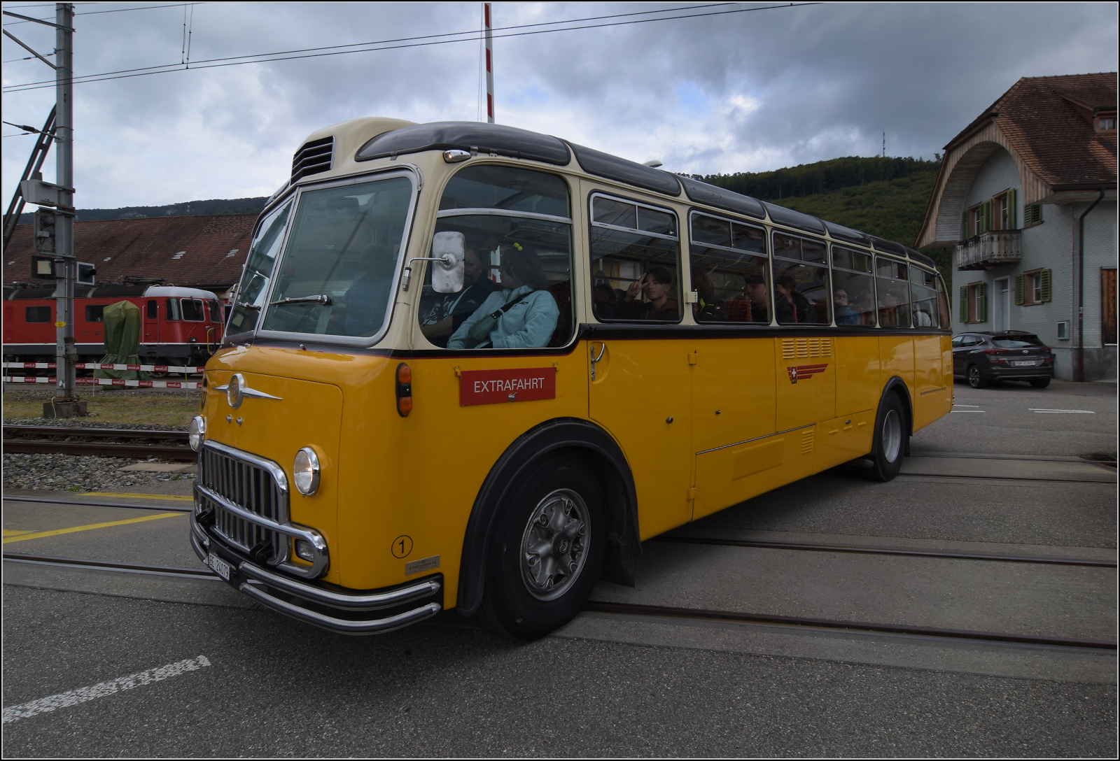 Grosses BoBo-Treffen in Balsthal - Prolog.

60 Jahre Re 4/4 II in der Schweiz, das musste mit einem Fest gewürdigt werden. Die OeBB nahm sich der Aufgabe an und so strömte man zum rundum gut kuratierten Fest nach Balsthal und in die Klus. Für den Shuttle-Service zwischen den beiden Veranstaltungsorten half dieser wohlgepflegte FBW-Postbus.

Oensingen, September 2024.