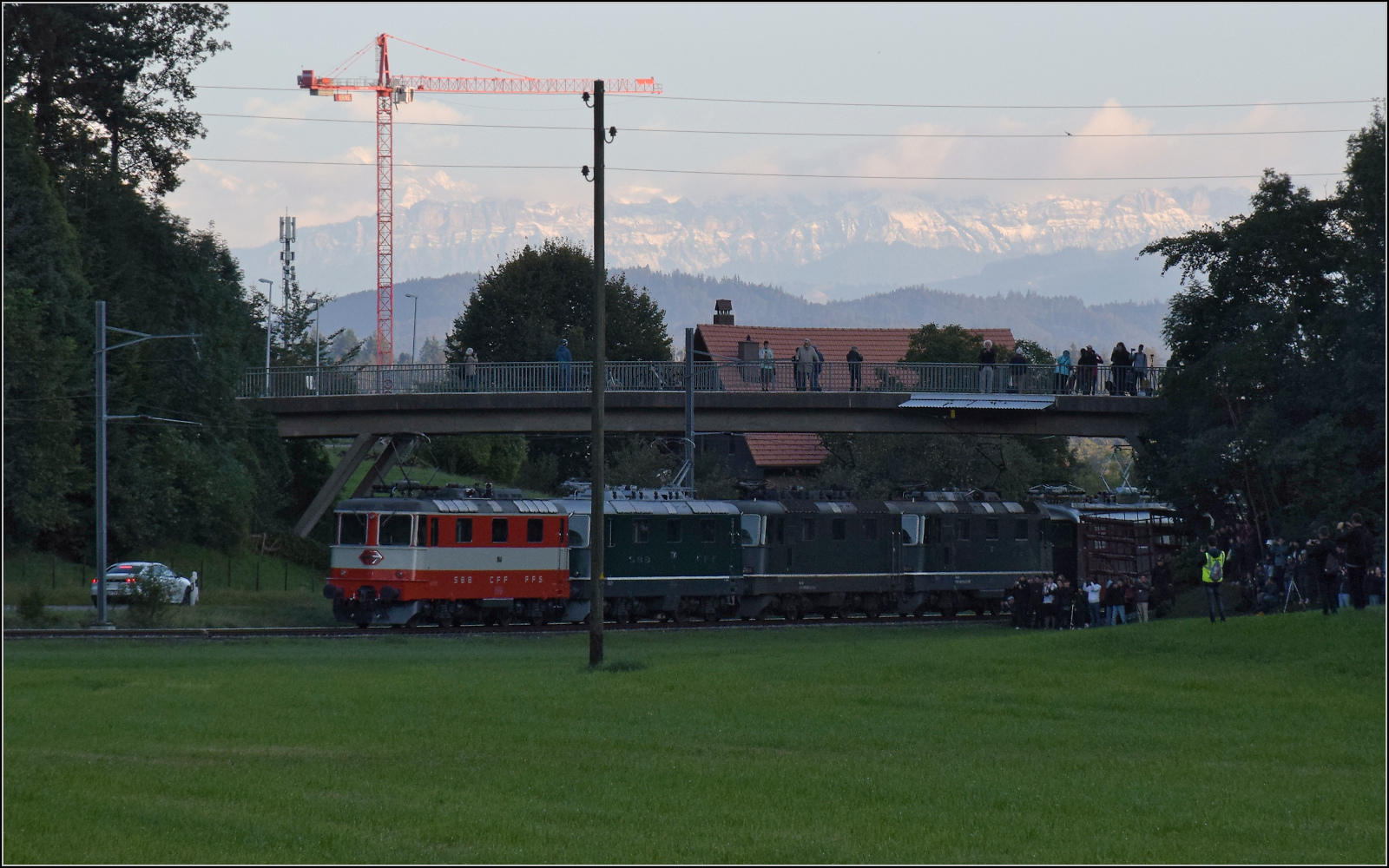 Grosses BoBo-Treffen in Balsthal: 60 Jahre Re 4/4 II in der Schweiz. 

Der Lokzug kommt aus Oensingen zur�ck. Von vorne nach hinten sind vom Zug sichtbar: Re 4/4 II 11141 (Swiss Express), 11173 (gr�n im Auslieferungszustand), 11335 (gr�n), 11161 (gr�n), Re 4/4 I 10039 (gr�n). Im Hintergrund von den h�heren Bergen freigestellt zeigt sich die Entlebucher Fl�he in voller Pracht. Oensingen, September 2024.