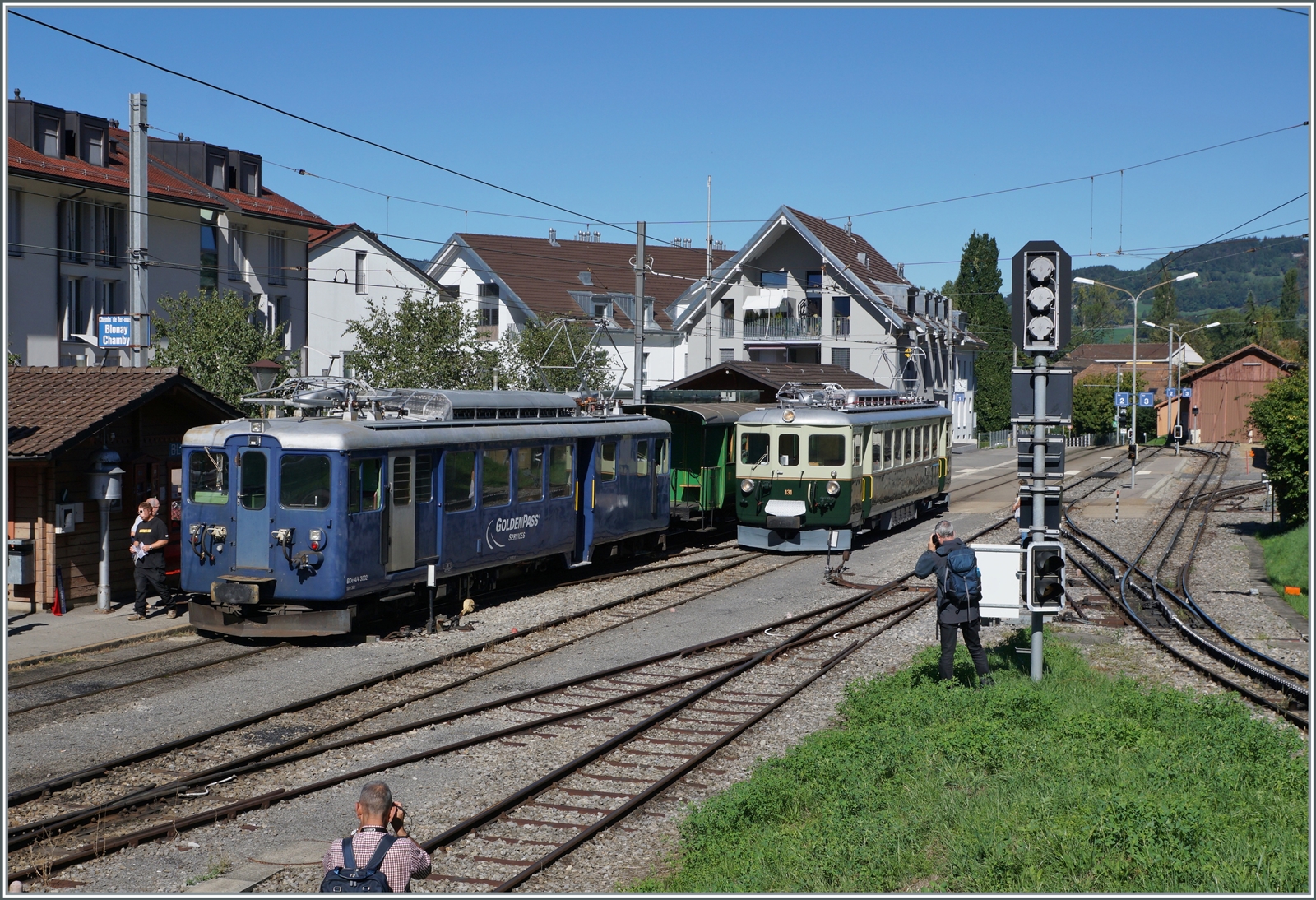 Il était une fois... les années 40 / Es war einmal: die 40er Jahre - dabei kamen unter anderem zwei  Gastfahrzeuge  zum Einsatz: der MOB BDe 4/4 3002 (Baujahr 1944) und der GFM Historique Ce 4/4 131. 
Das Bild zeigt beide Triebwagen beim gemeinsamen Manöver in Blonay. 

11. Sept. 2022
