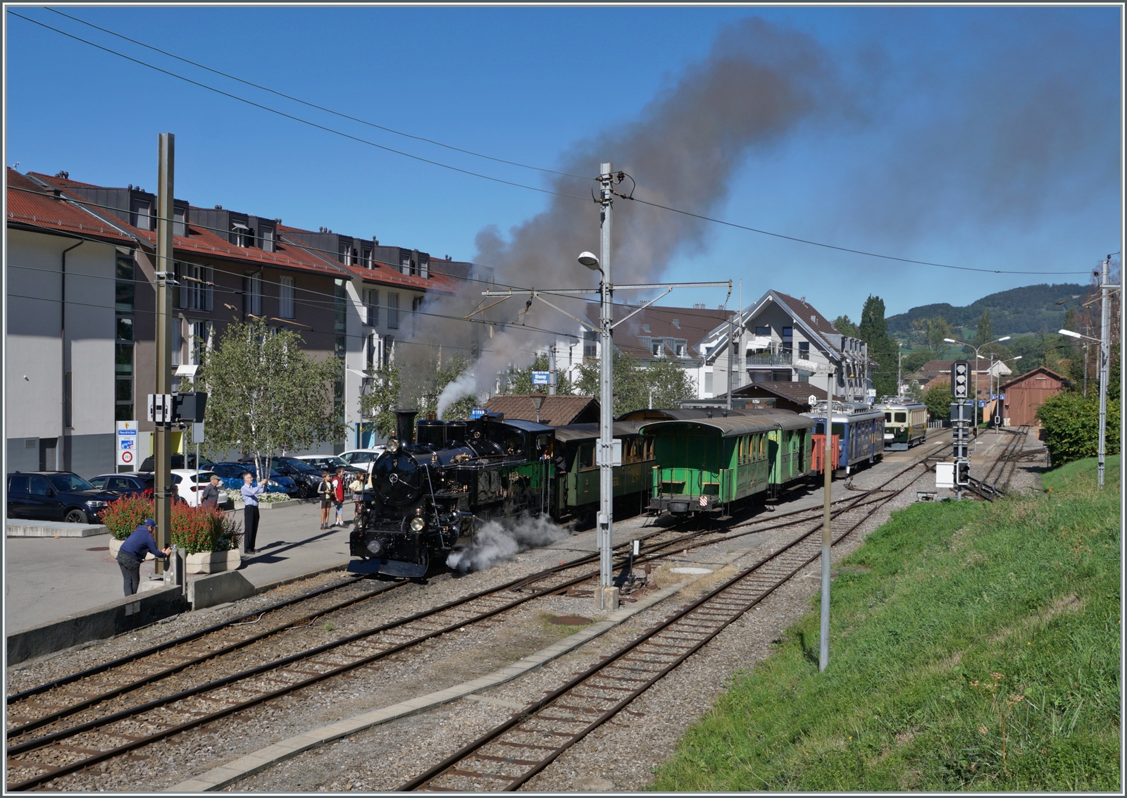 Il était une fois... les années 40 / Es war einmal: die 40er Jahre: Und da dampfte es noch kräftig, trotz Kohlemangel. Die BFD HG 3/4 N° 3 wartet mit einem Dampfzug in Blonay auf die Abfahrt, während im Hintergrund der GFM Ce 4/4 131 von GFM Historique und der MOB BDe 4/4 3002 mit ihrem gemischten Zug beschäftigt sind.

11. September 2022