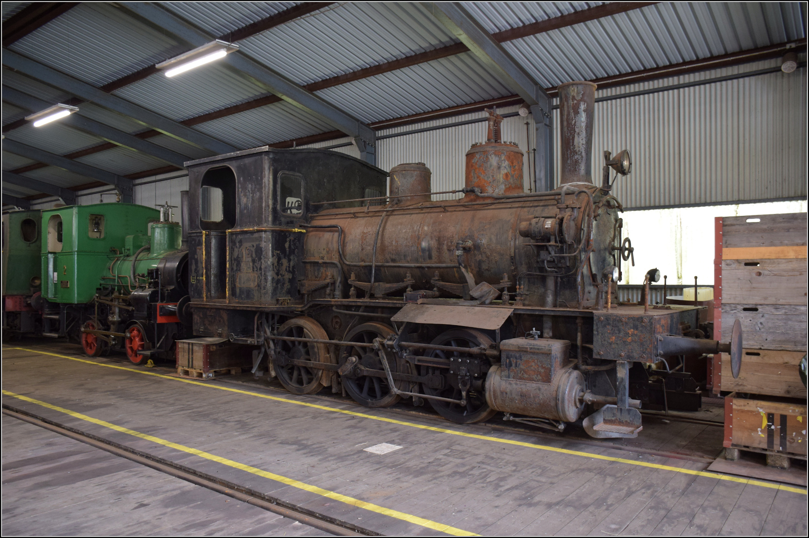 Im Depot des VVT.

Die Dampflok E 3/3 855 wurde bereits 1890 an die JS geliefert und war anschließend bei SBB, RVT und bei von Roll in Betrieb. Also ein Original aus dem Val Travers. Mai 2024.