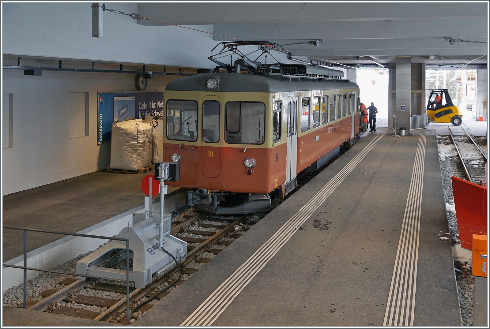 Im etwas nüchternen Bahnhof von Mürren wartet der BLM Be 4/4 31 (ex Bipperlisi) auf die Rückfahrt nach Grütschalp, im Hintergrund ist das geschäftige Treiben zur Ent- und Beladung des Vorstellwagens zu erkennen. 

16. Jan. 2024