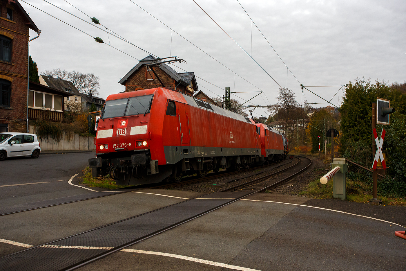 In Doppeltraktion die 152 076-8 (91 80 6152 076-6 D-DB) und die 152 009-7 (91 80 6152 009-7 D-DB) beide der DB Cargo Deutschland AG fahren mit einem gemischten Güterzug am 14 November 2025 durch Kirchen/Sieg, hier beim Bü km 121,192, in Richtung Köln. Vermutlich hatten die beiden Siemens ES 64 F zuvor im Bahnhof Hp0, denn deutlich konnte ich bei der Anfahrt hören, dass die Loks mit dem langen Zug am Arbeiten waren um ihre um ihre 17.400 PS (12.800 kW) Leistung auf die Schiene zu bekommen.

Die 152 076-8 wurde 1999 von der Krauss-Maffei AG (heute Siemens) in München-Allach unter der Fabriknummer 20203 gebaut, die Elektrik wurde von DUEWAG unter der Fabriknummer 91953 geliefert. Die 152 009-7 wurde 1998 er Krauss-Maffei AG in München-Allach unter der Fabriknummer 20136 gebaut.