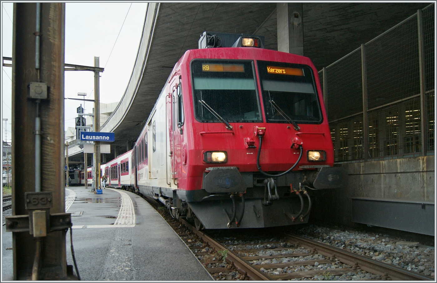 In grösster Eile und bei beengten Platzverhältnissen versuchte ich in Lausanne auf Gleis 70 einen der beiden ex TRAVYS RBDe 560  Domino  nach Kerzers zu fotografieren, im Hintergrund links von Mast ist bereits mein Zug nach Vevey abfahrbereit. 

4. Juli 2024