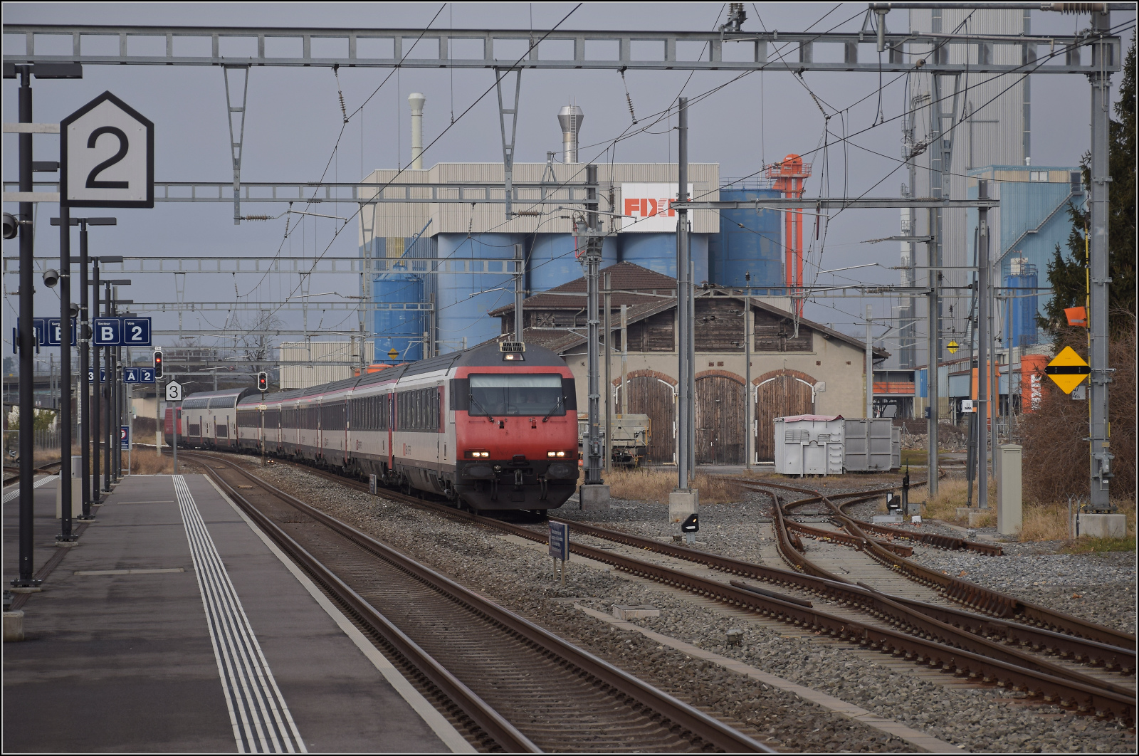 IR nach Brig mit Re 460 034 in Aigle. Januar 2026.