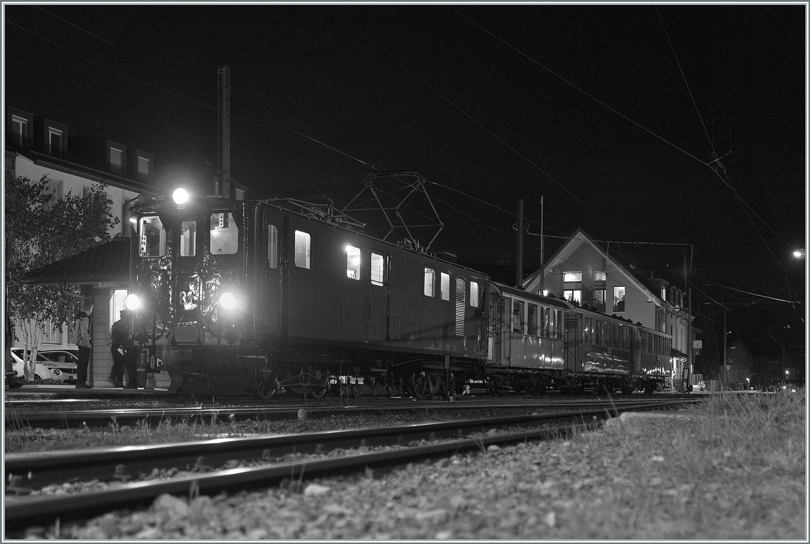  La DER de la Saison!  (Saisonabschlussfeier der Blonay-Chamby Bahn 2022): die Bernina Bahn Ge 4/4 81 mit dem allerletzten Zug der Saison wartet in Blonay auf die Abfahrt. 

30. Okt. 2022