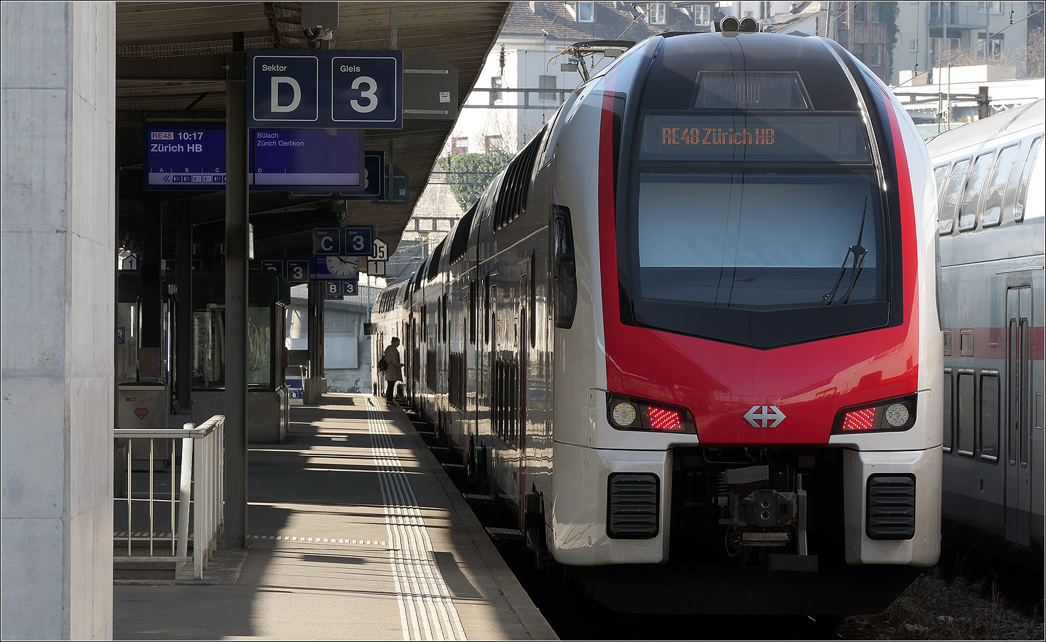 Mit Olli auf Motivsuche in Schaffhausen - 

Ein RAe 512 als RE40 nach Zürich HB steht abfahrtbereit auf Gleis drei im Bahnhof von Schaffhausen. 

09.02.2025