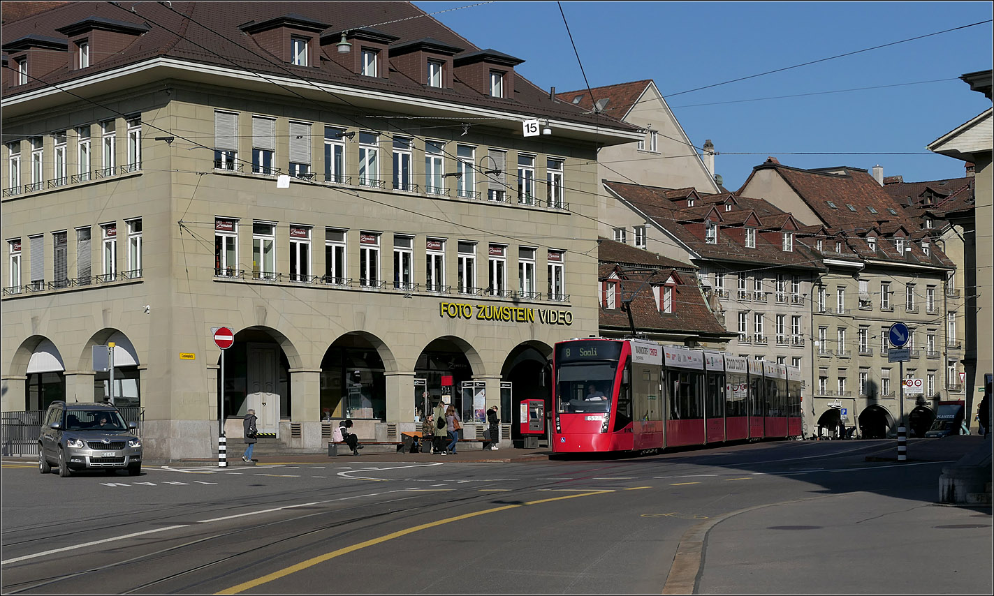 Mit Peter unterwegs in Bern - 

Combino Classic 652 der Linie 8 nach Saali an der Haltestelle Zytglogge am Casinoplatz.

07.03.2025