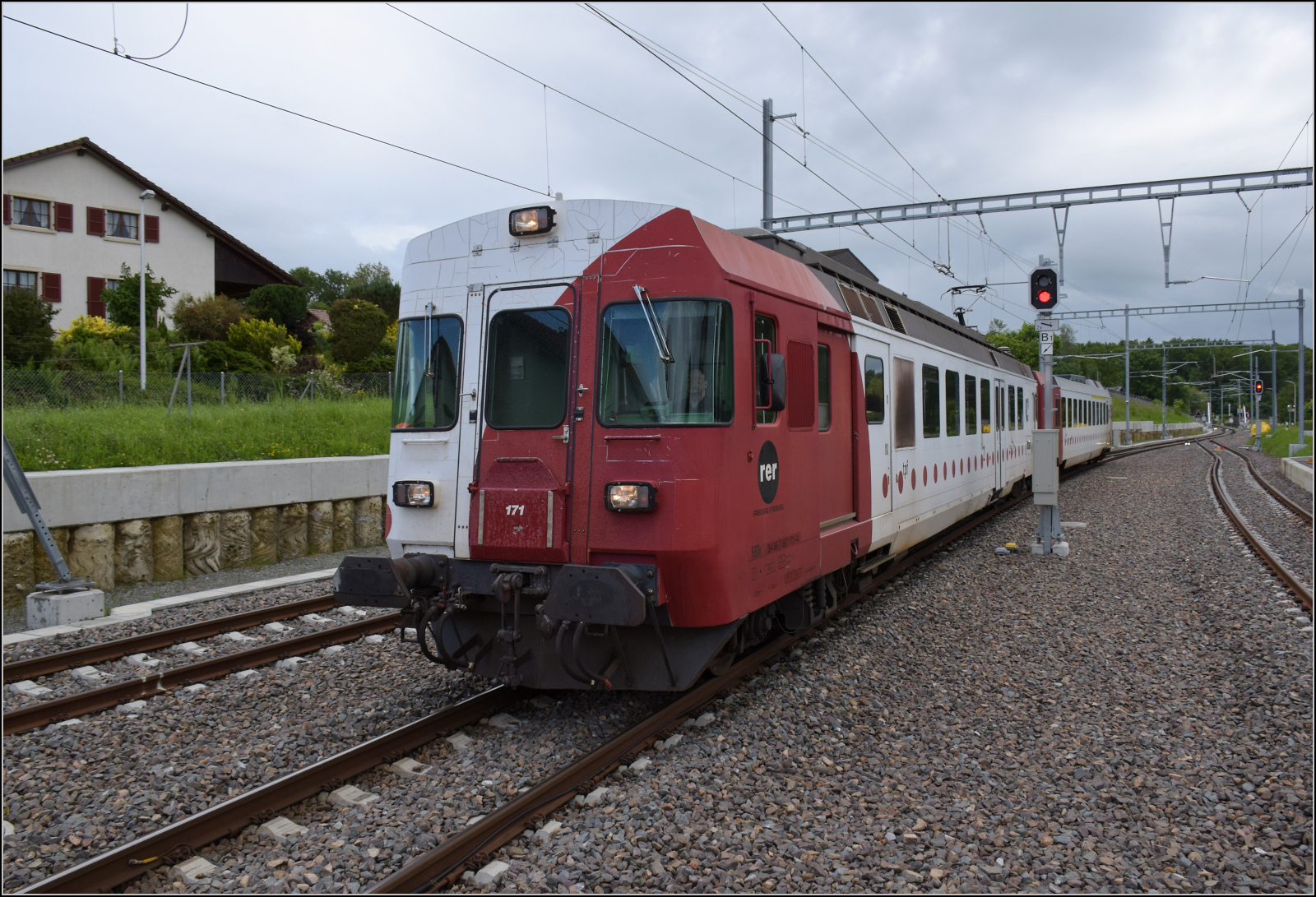 Pumpfel, das Streckenende.

Auch der Eisenbahnfreund wird ein wenig nostalgisch, wenn der NPZ mit zwei Führerständen und dem Design Schweizer Triebwagen aus den 60er Jahren auftaucht. RABe 567 171 ist noch unverändert mit den TPF-Punkten bei der CJ unterwegs. Bonfol, Mai 2024.