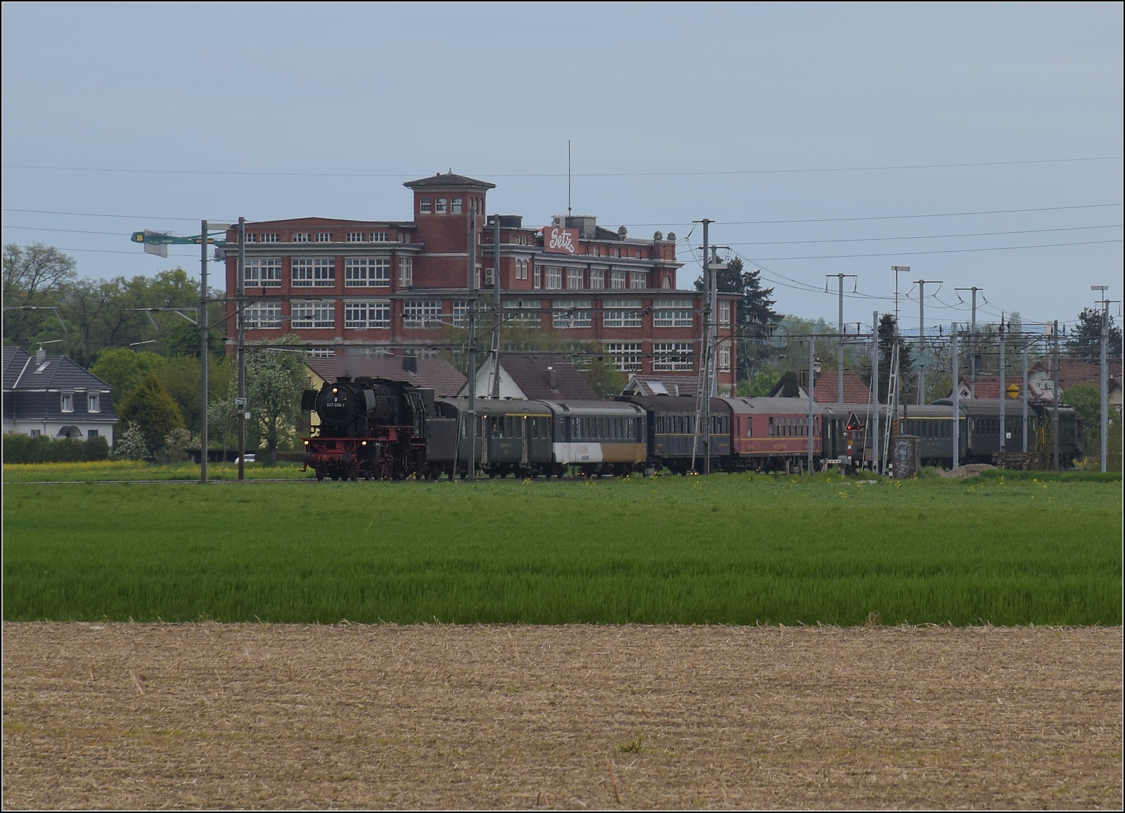 Rundfahrt vom Bodensee durchs Emmental mit 23 058 und Ae 4/7 11022.

Hier wird 23 058 offenbar mit Schmierdampf von Ae 4/7 11026 mitsamt Zug geschoben. Dintikon-Dottikon, April 2023. 