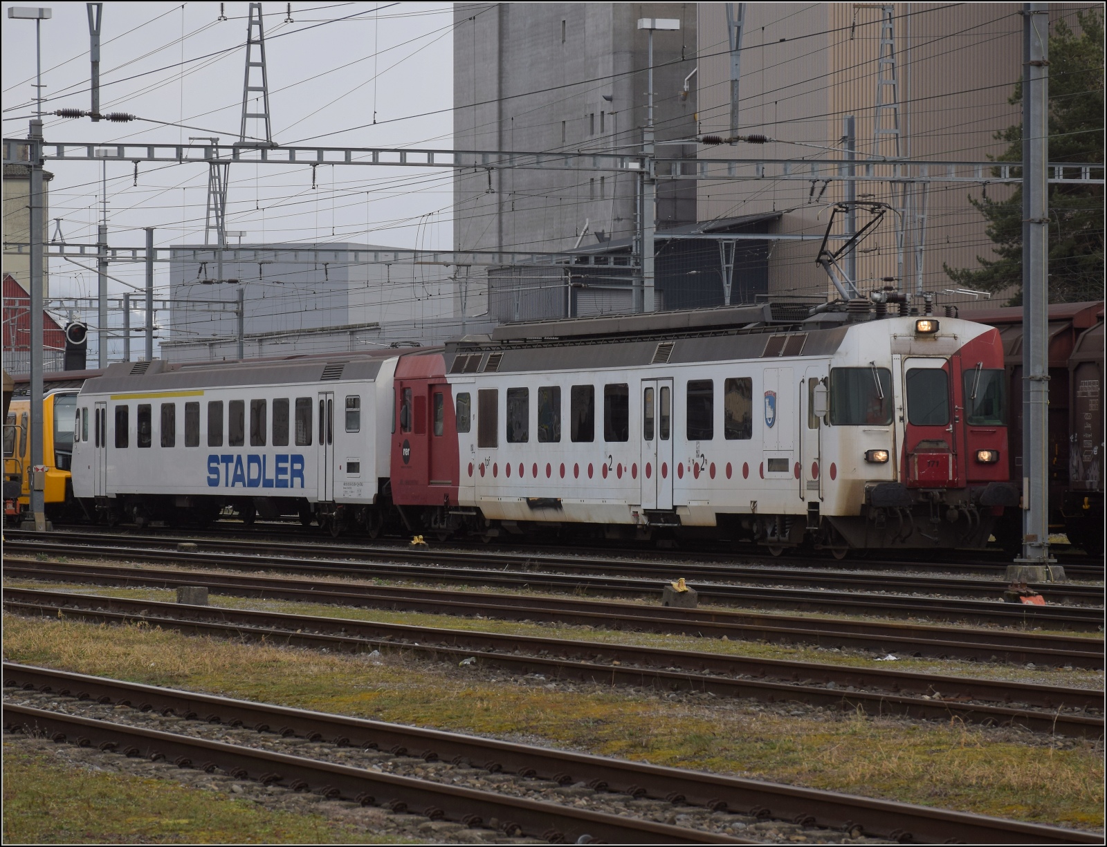 S26-BB-und-IGS-Minitreffen.

Der Überraschungsgast auf der Party, RBDe 567 171 für Stadler, ehemals TPF macht sich in St. Margrethen bereit für die Rückfahrt. Februar 2023.