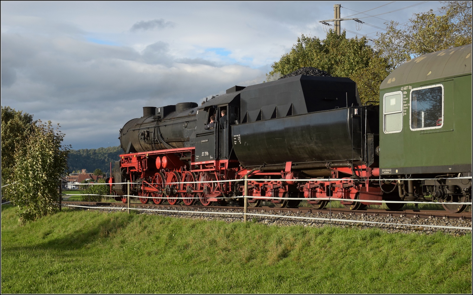 Schienenverkehr am Schienerberg. 

52 7596 mit ihrem EFZ-Sonderzug für die SEHR&RS zwischen Hemishofen und Ramsen auf der letzten Fahrt des Tages, Ramsen mit den Ortsteilen Moskau und Petersburg ist schon in Sichtweite. Oktober 2022.