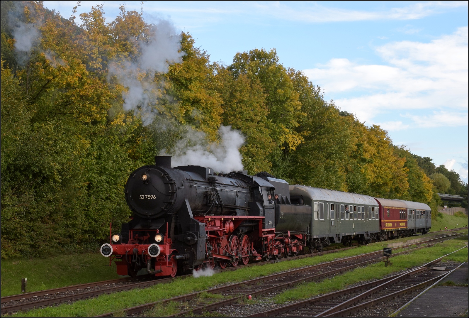Schienenverkehr am Schienerberg. 

52 7596 mit ihrem EFZ-Sonderzug für die SEHR&RS im Bahnhof Hemishofen. Oktober 2022.