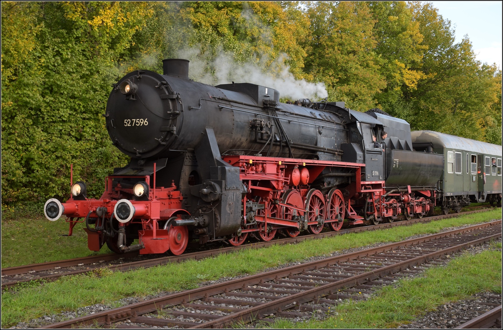 Schienenverkehr am Schienerberg. 

52 7596 mit ihrem EFZ-Sonderzug für die SEHR&RS im Bahnhof Hemishofen. Oktober 2022.