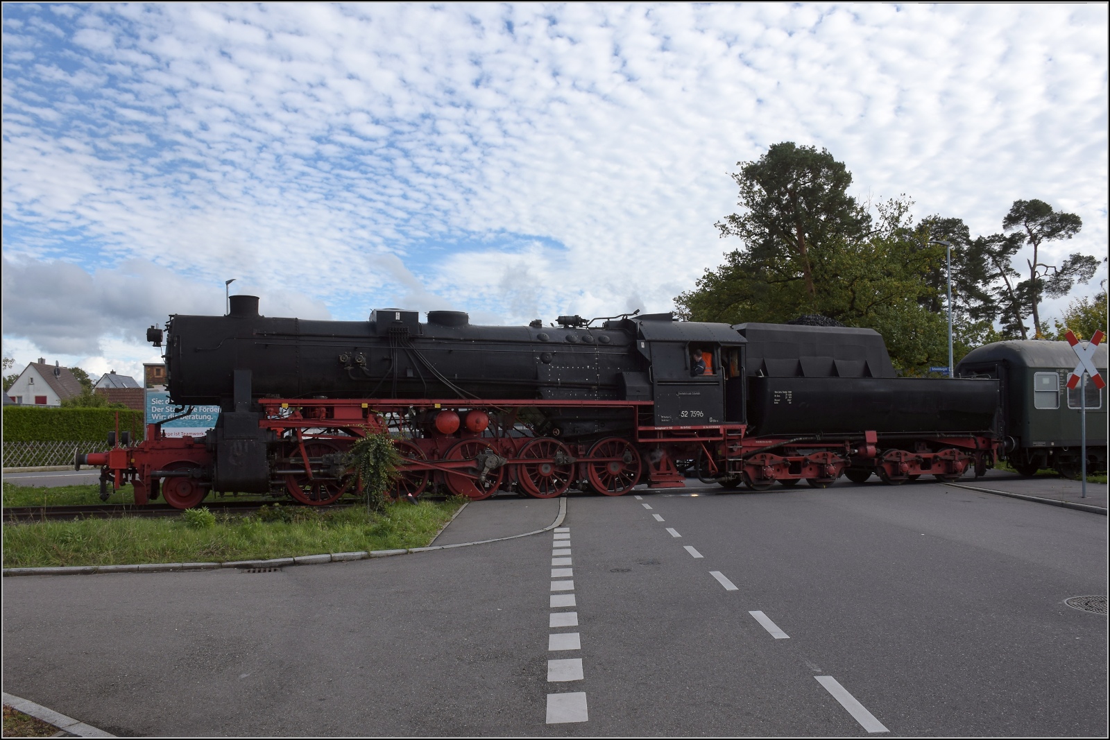 Schienenverkehr unterm Hohentwiel. 

52 7596 mit ihrem EFZ-Sonderzug für die SEHR & RS auf der nächsten Station bei der Bahnübergangsralley in Singen in der Bohlinger Strasse. Oktober 2022.