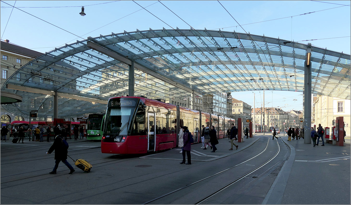 Unterwegs mit Peter in Bern - 

Die schwierigen Lichtverhältnisse an diesem Freitagmorgen haben mich nicht abgehalten die Straßenbahnhaltestelle Bern Bahnhof festzuhalten. Aber gerade das Licht macht die Situatiion mit dem großen Glasdach sehr interessant.

07.03.2025