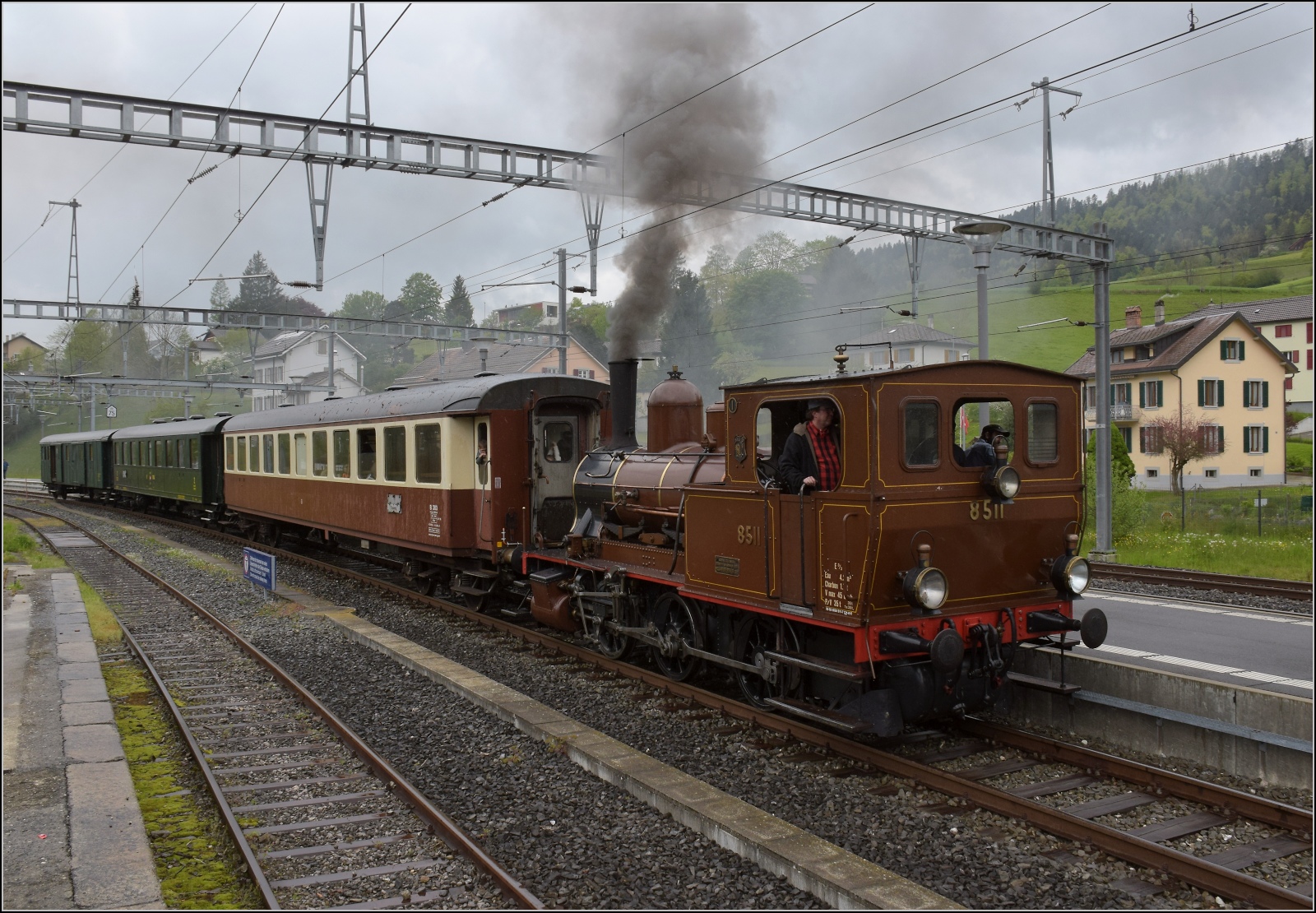 Vapeur Val-de-Travers: Train  Au fil de l'Areuse .

Ankunft von E 3/3 8511 in Travers. Mai 2023.