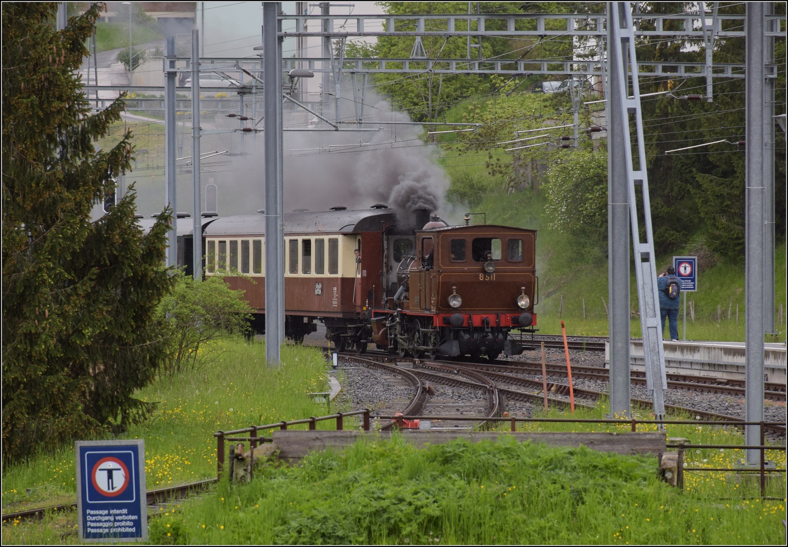 Vapeur Val-de-Travers: Train  Au fil de l'Areuse .

Ankunft von E 3/3 8511 in Travers. Mai 2023.