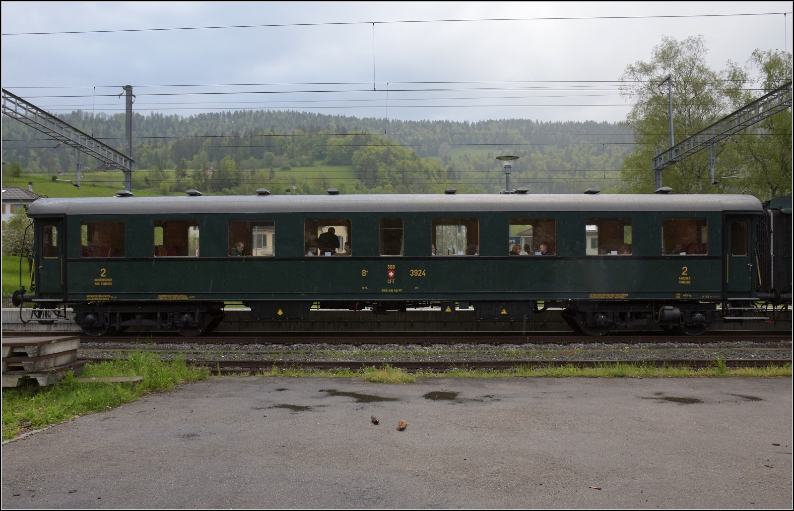 Vapeur Val-de-Travers: Train du Terroir.

B4� 3924 der VVT in Travers. Mai 2023.