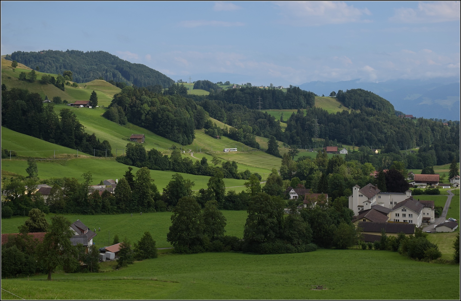 Verkehr am kleinen Gotthard. Zwar fahren nur Turbo GTW RABe 526 auf der Rampe zwischen Wald und Gibswil, aber es ist landschaftlich reizvoll. Immerhin 318 und 349 H�henmeter m�ssen auf knapp 50 km Fahrt �berwunden werden. Juli 2023.