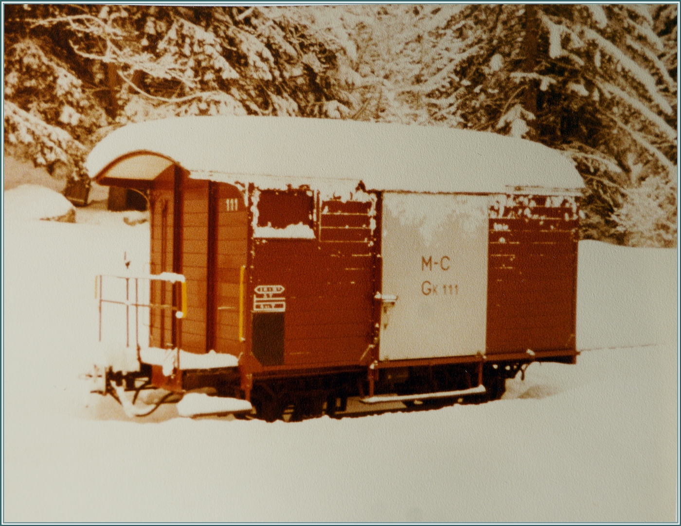  Winterliche M-C  steht neben dem Datum als einzige Notiz zu diesen alten Bilder aus Le Châtelard Frontière. Das zweite Bild zeigt den abgestellten M-C Gk 111. 

Analogbild vom 19. Dez. 1981
