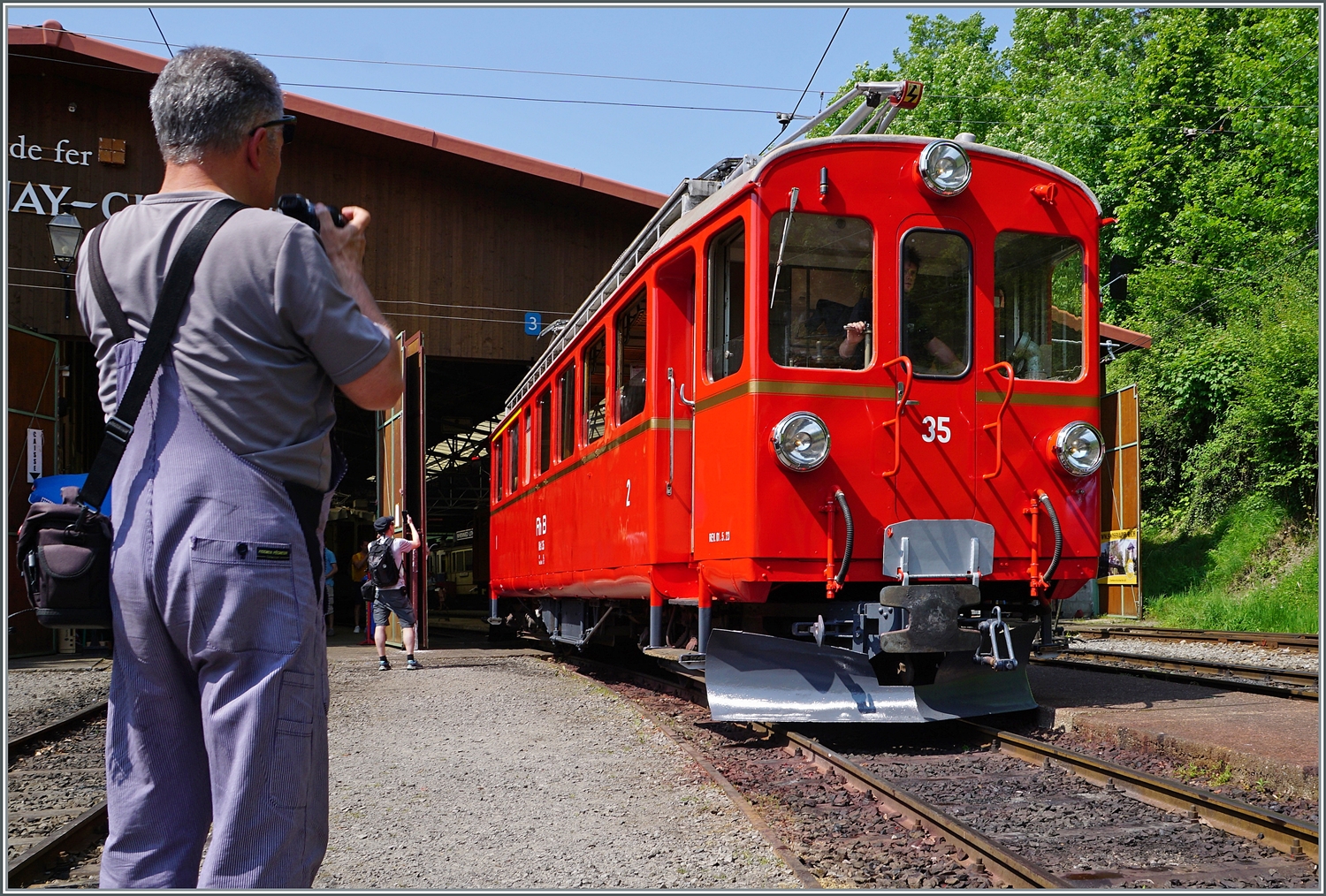 Zur grossen �berraschung zeigte sich am folgenden Tag der frisch revidierte RhB ABe 4/4 I 35 der Blonay Chamby Bahn dann kurz den Betrachtern (und Fotografen) in Chaulin. 

29. Mai 2023