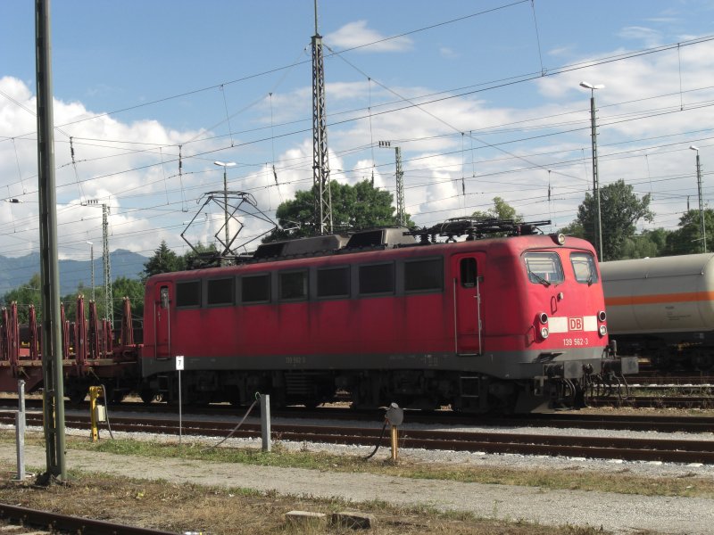 139 562-3 diesmal im Bahnhof von Rosenheim bei einer Rangierfahrt.
Das Bild entstand am 26. Juni 2009
