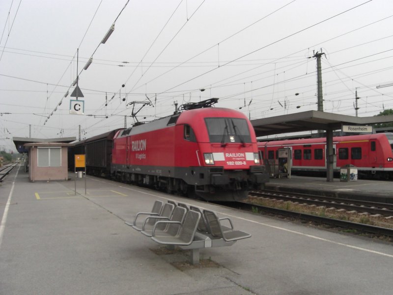 182 020-8 von Kufstein kommend durchf�hrt den Bahnhof von Rosenheim.
Aufgenommen am 28. Mai 2008.