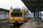 Bahnen in Portugal: CP Triebzug 2265 bei der Einfahrt in den Bahnhof GENERAL TORRES am 26. März 2015. Die BR 2200 gelangt nur noch zu den Stosszeiten in den Einsatz.
Foto: Walter Ruetsch